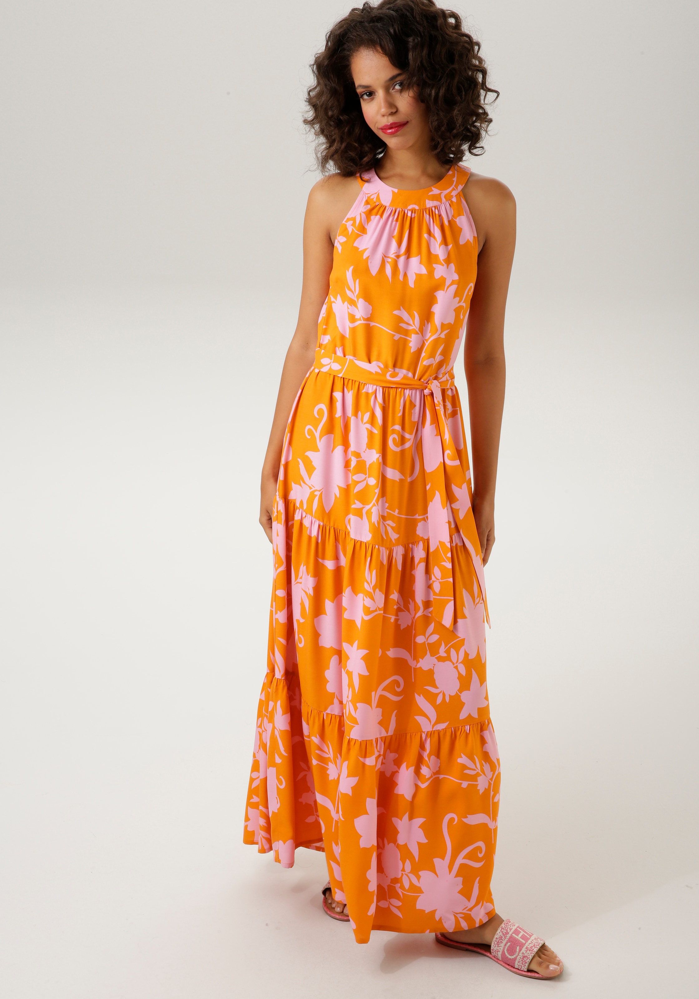 CASUAL Blumendruck Sommerkleid, BAUR bestellen online (mit Aniston mit Bindeband), trendfarbenem, KOLLEKTION abnehmbarem | - graphischem NEUE