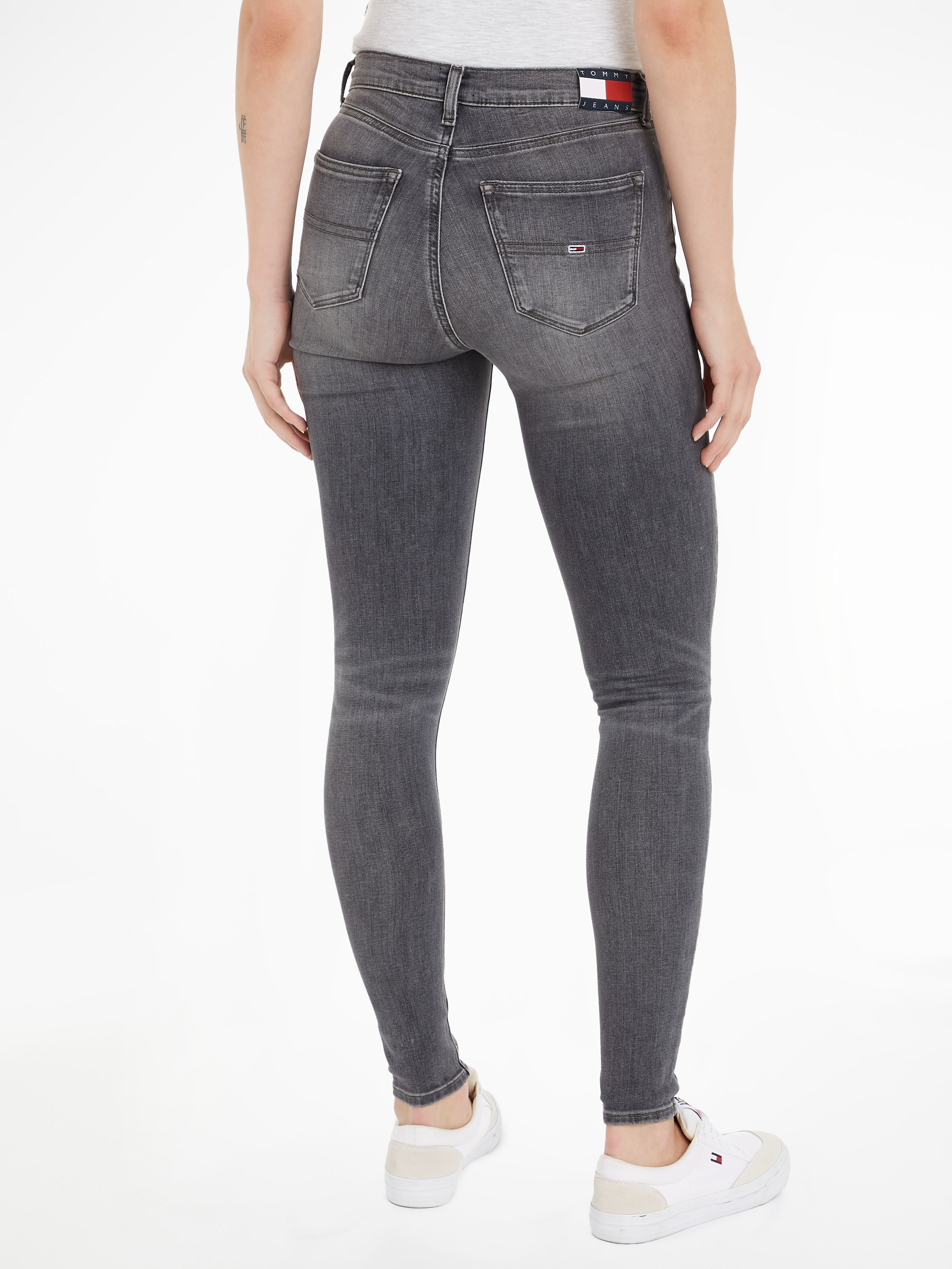 Tommy Jeans Skinny-fit-Jeans »Nora Mid Rise Skinny Fit«, mit Waschung, Logo-Badge