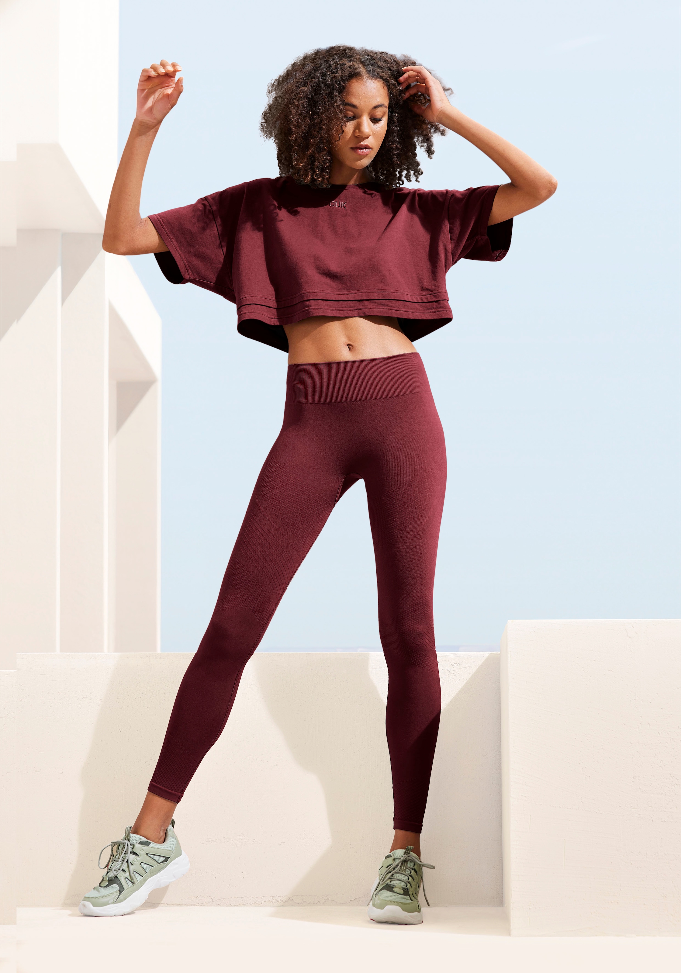 LASCANA Kurzarmshirt, mit kastigem Schnitt und Lagen-Look günstig online kaufen