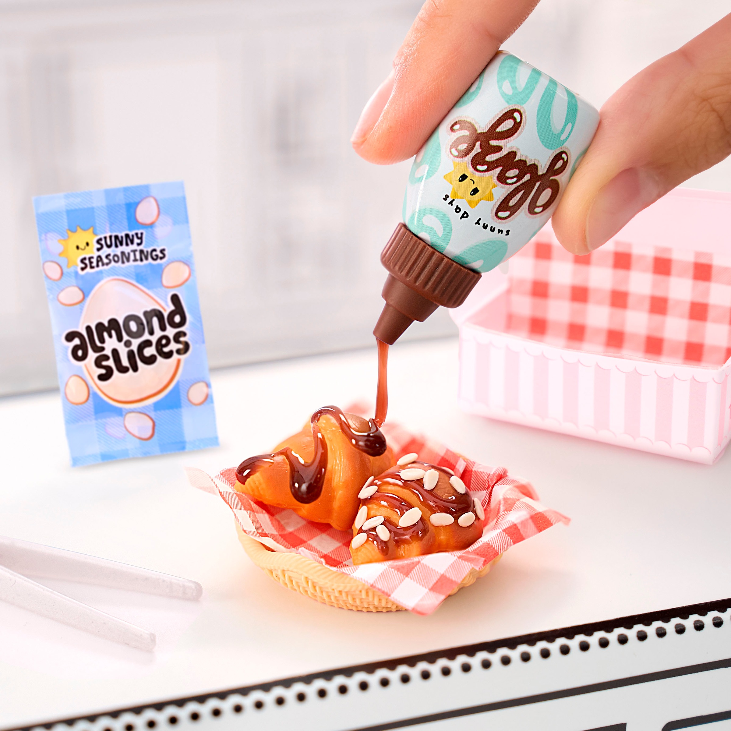MGA ENTERTAINMENT Kreativset »MGA's Miniverse - Make It Mini Foods: Cafe in PDQ Series 4«, sortierte Lieferung