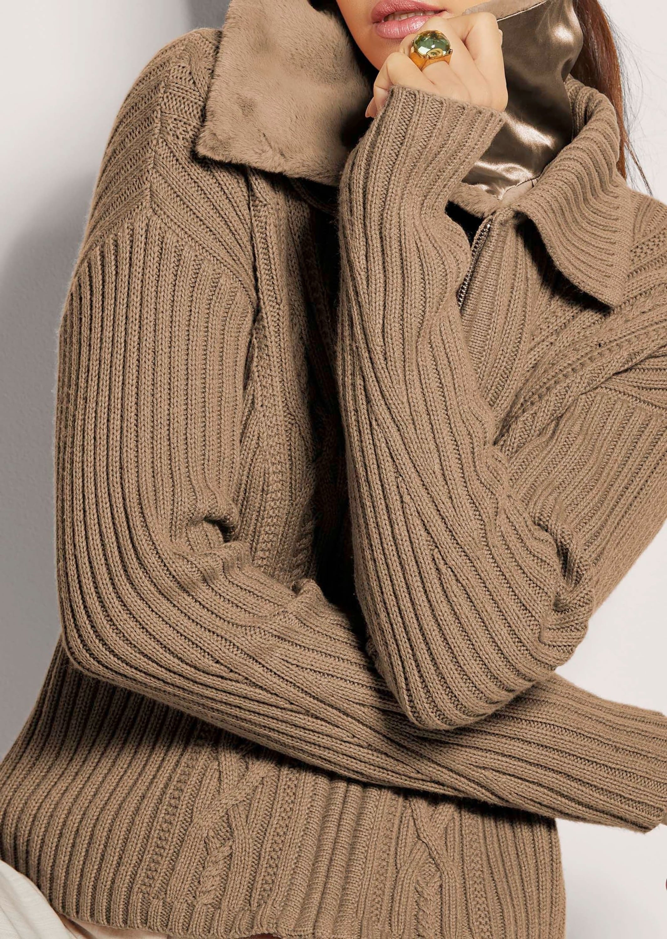 MADELEINE Strickjacke »Strickjacke Strickjacke mit Webpelzkragen«