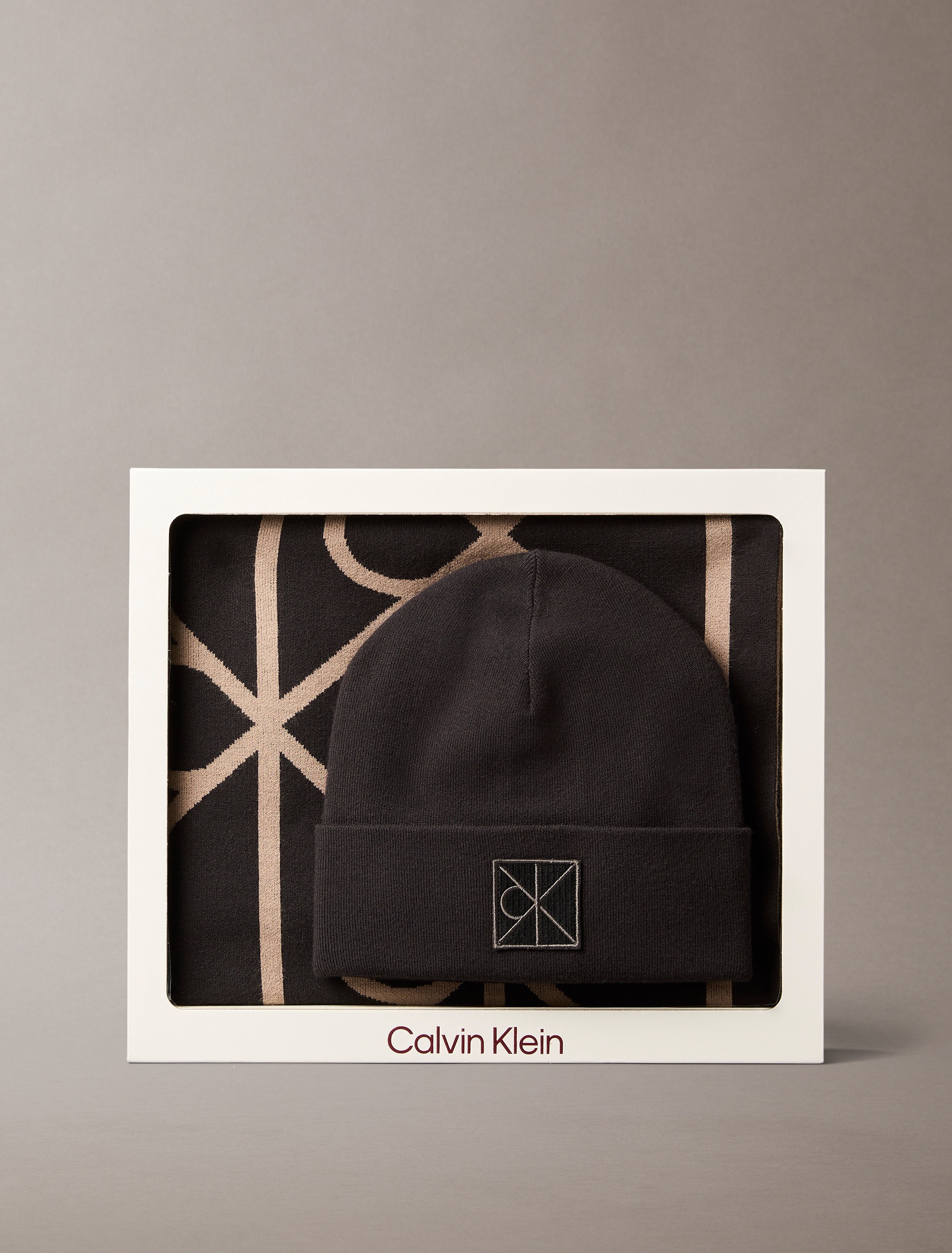 Calvin Klein Strickmütze "EMBLEM BEANIE + AOP SCARF SET" Leicht zu kombinie günstig online kaufen