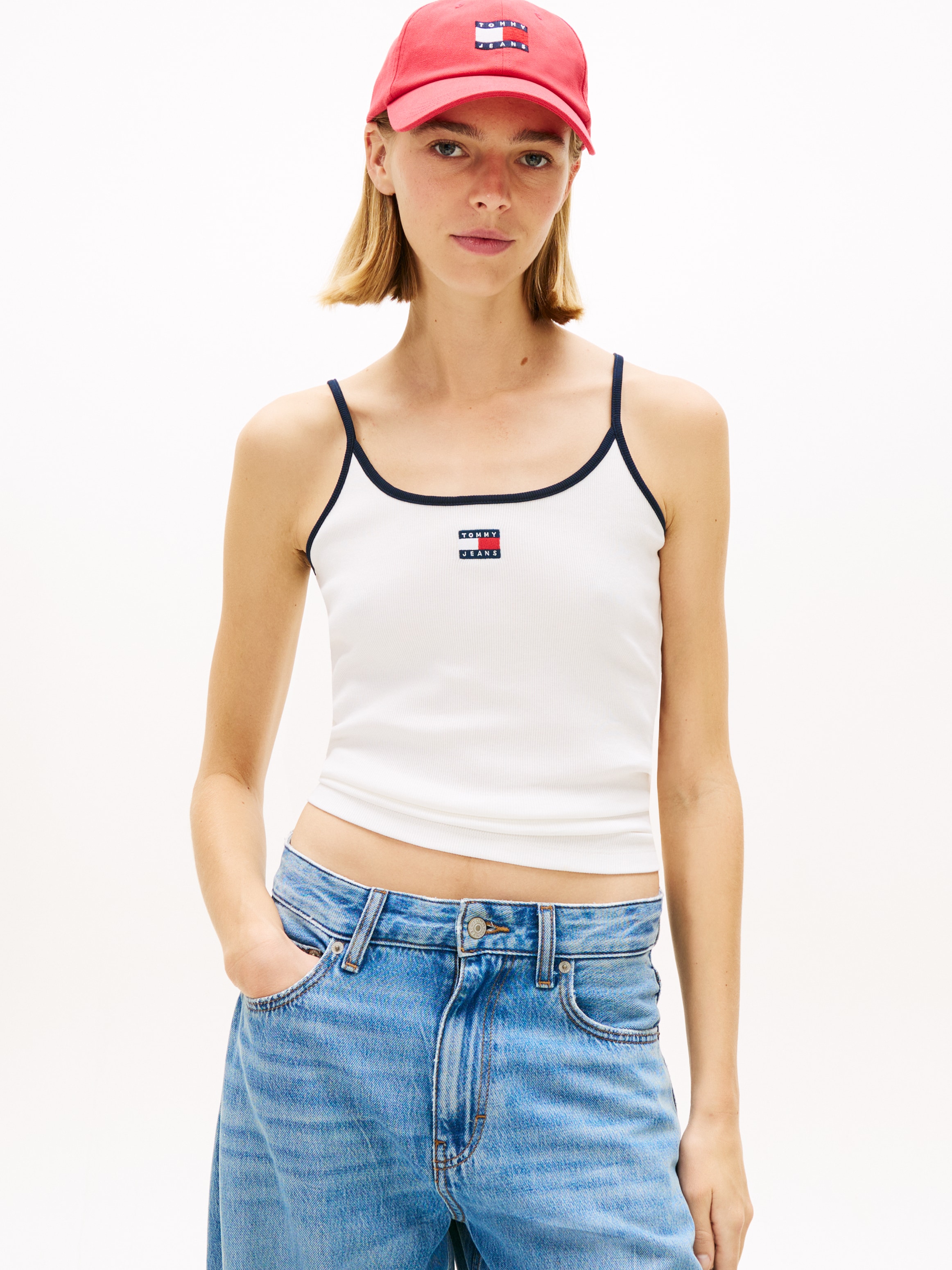 Tommy Jeans T-Shirt "TJW SLIM BADGE STRAPPY TOP" mit den auffälligen Kontra günstig online kaufen