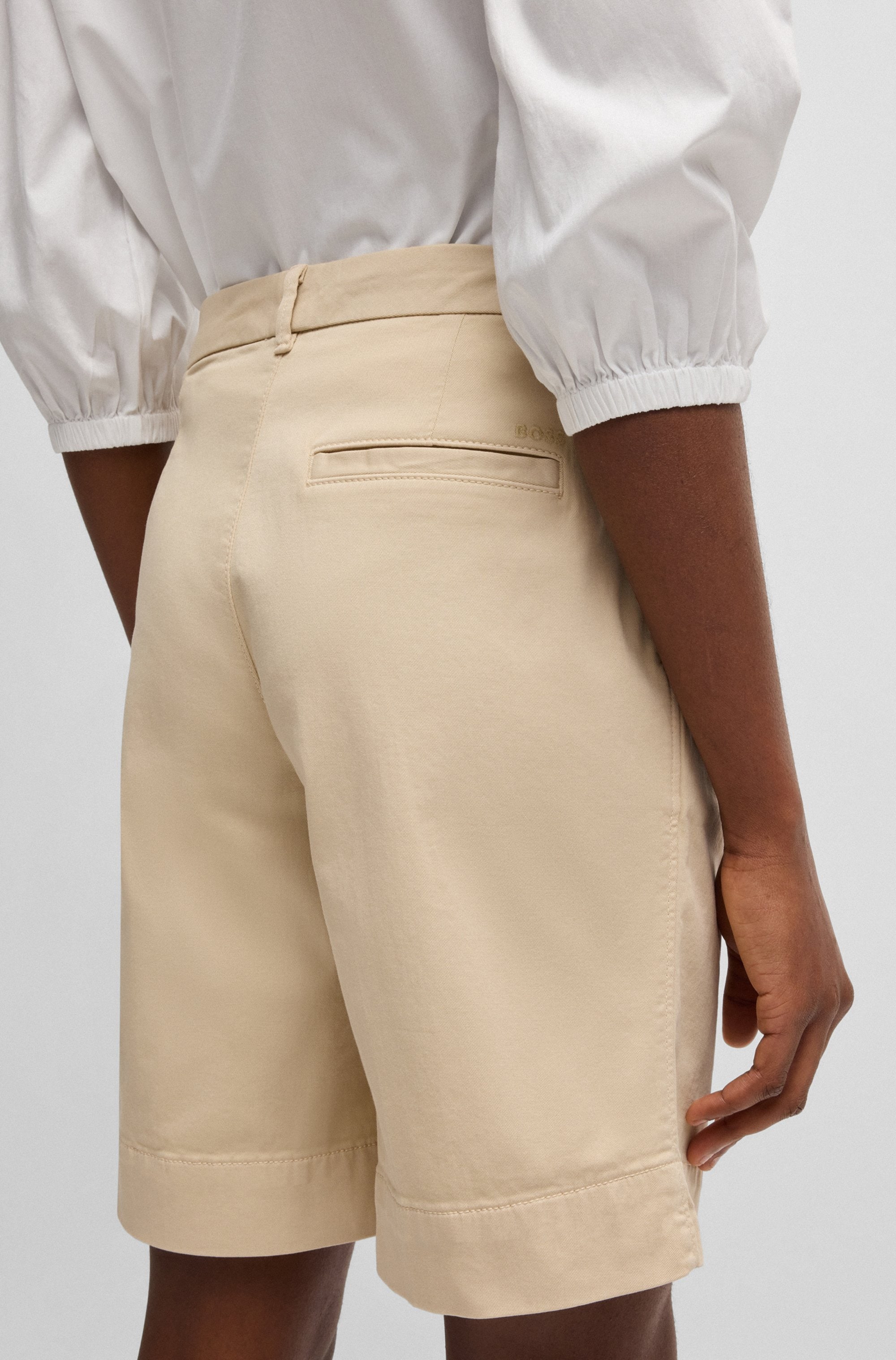 BOSS ORANGE Chinoshorts »Taggie Premium Damenmode«, mit BOSS Schriftzug