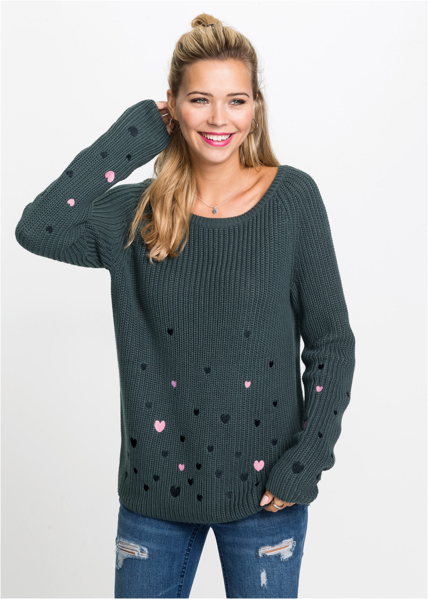 bonprix Strickpullover aus Baumwoll-Rippstrick, weiter Rundhalsausschnitt, Herzen-Stickereien