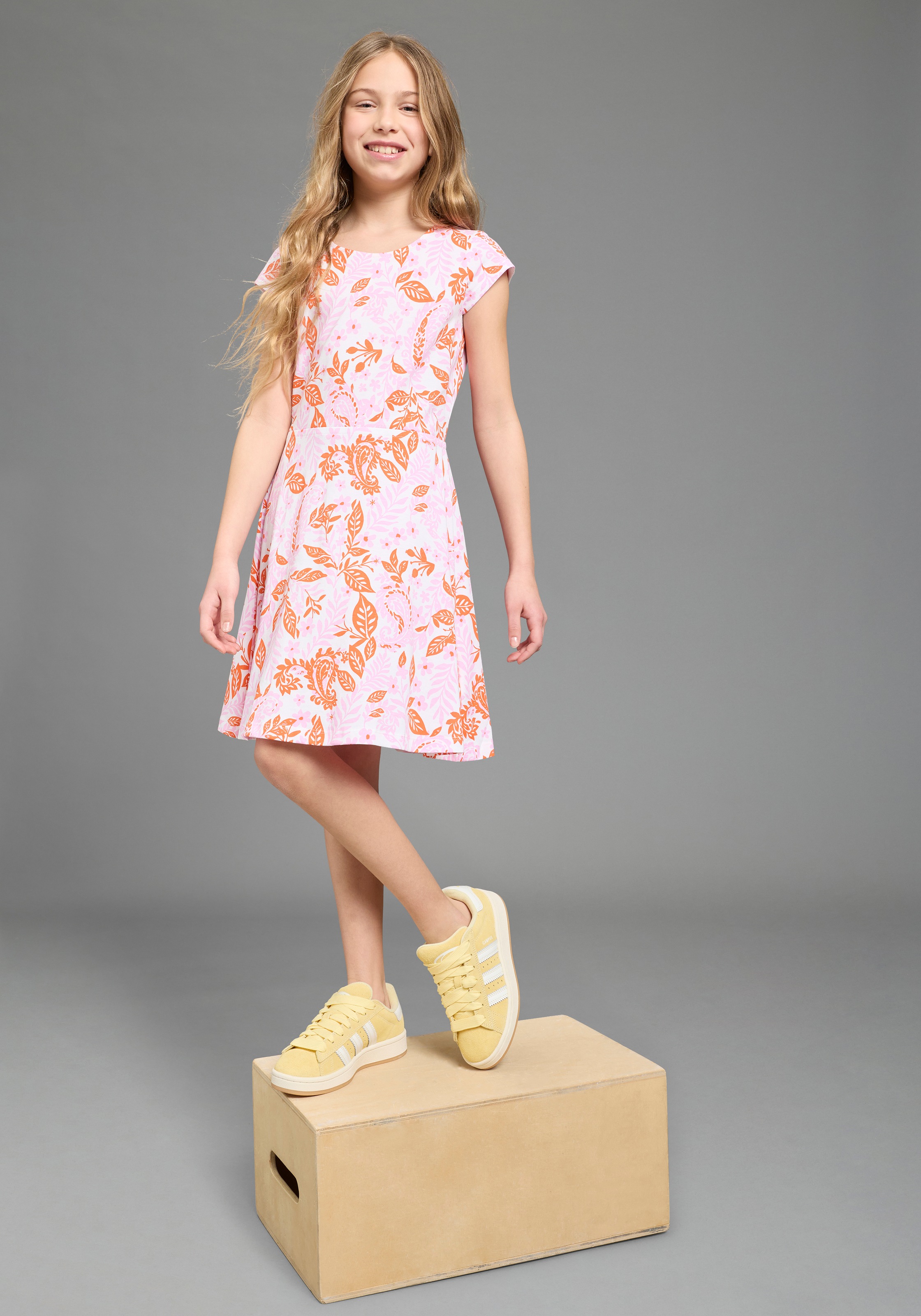 KIDSWORLD Jerseykleid »Kleid mit Paisley-Allover Muster« modischer Stil, für Mädchen, aus Single Jersey, Kurzarm