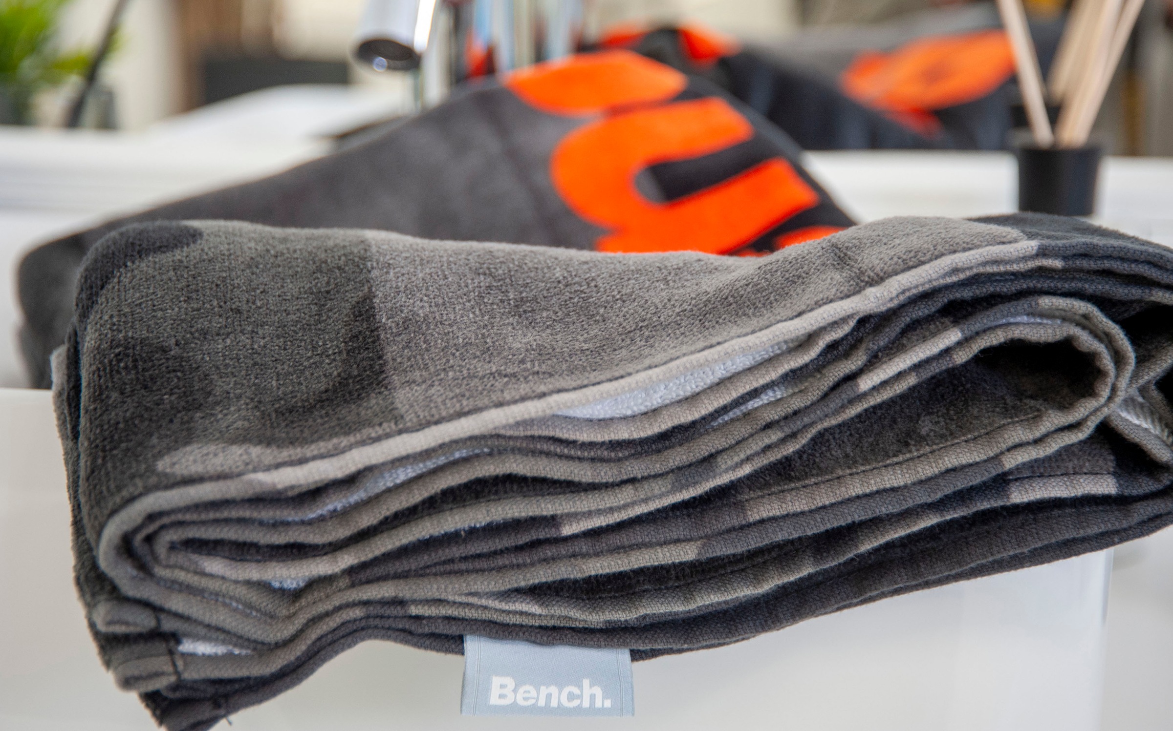 Bench. Strandtuch "Bench" mit dekorativem "Bench" Schriftzug günstig online kaufen