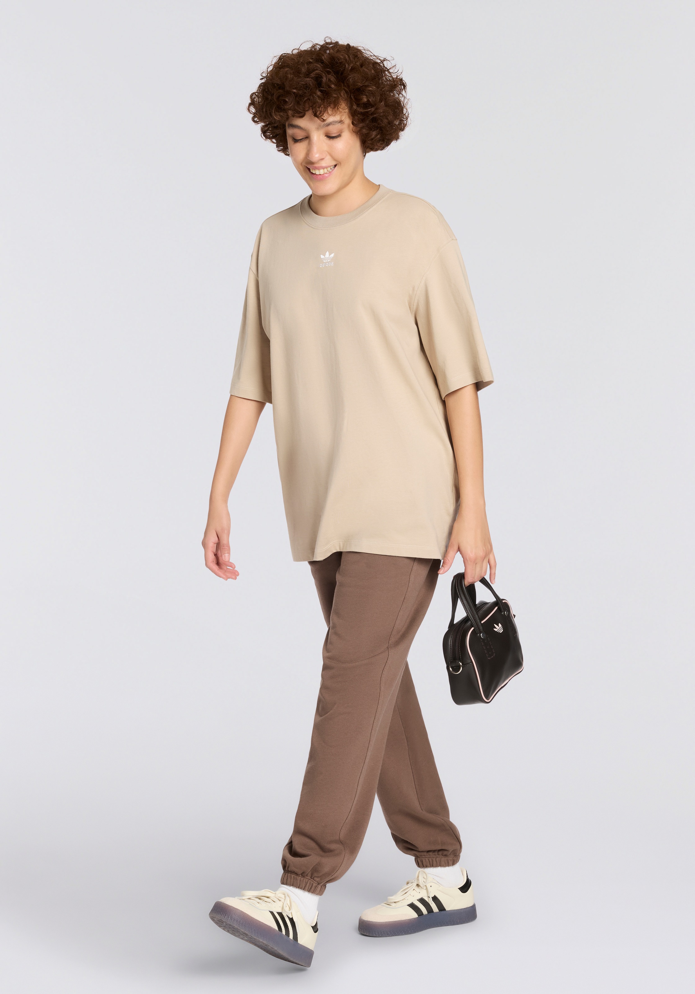 adidas Originals T-Shirt »ESSENTIALS BOYFRIEND« sportlicher Stil, Kurzarm, aus Baumwolljersey