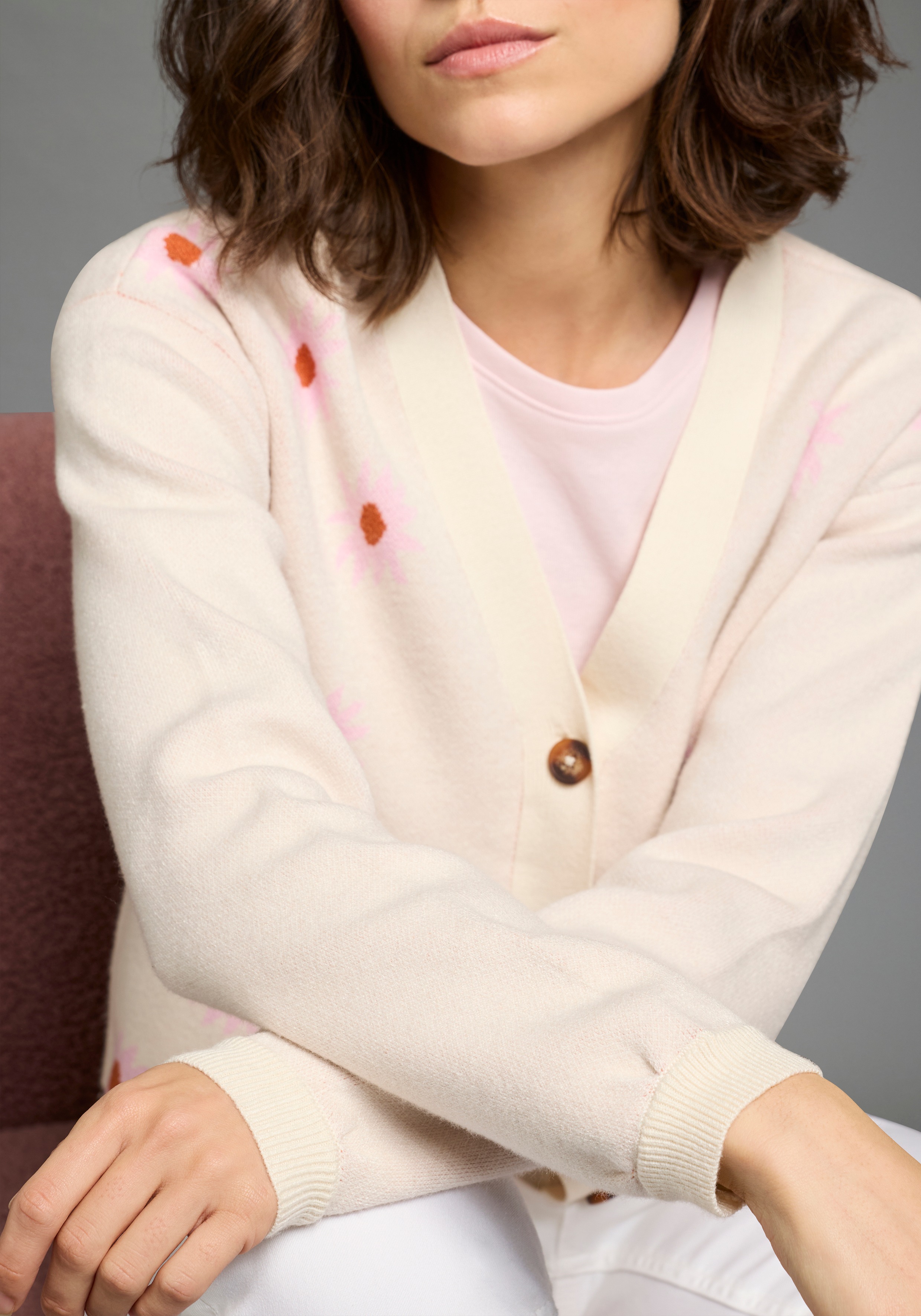 Thumbnail - KangaROOS Strickjacke Strickjacke aus Feinstrick, bequeme Passform, Blumenmuster