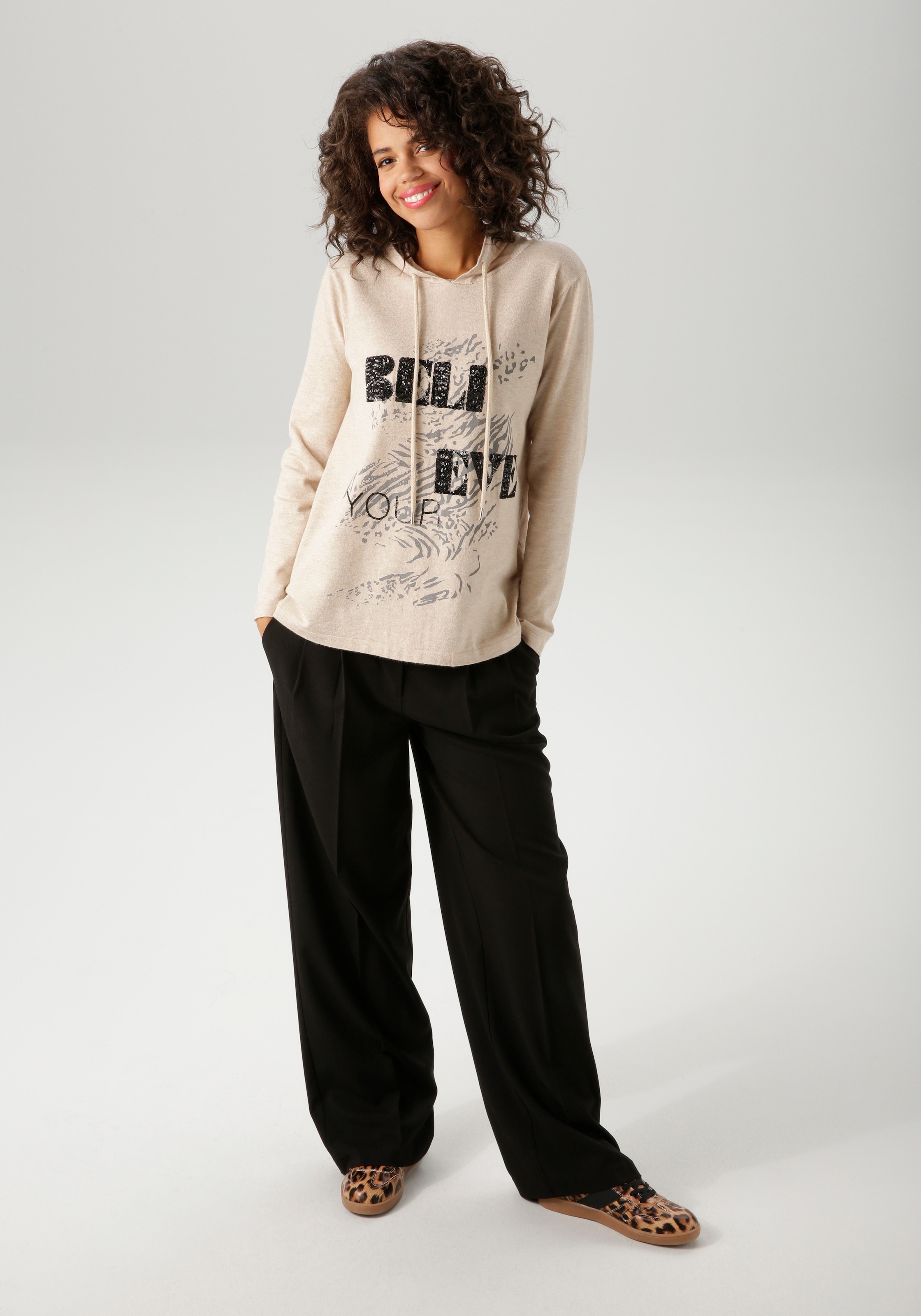 Aniston CASUAL Strickpullover, mit Pailletten-Schriftzug verziertem Vorderteil - NEUE KOLLEKTION