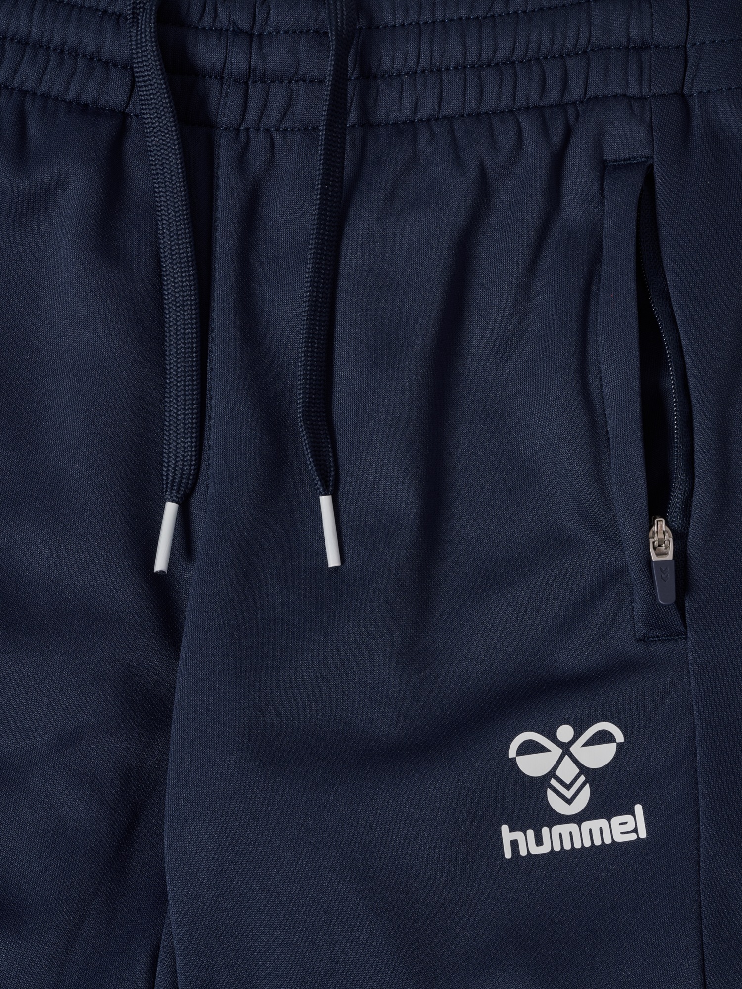 hummel Trainingshose »HMLCORE 2.0 TRAINING PANTS KIDS«  mit reflektierendem Detail auf der Rückseite