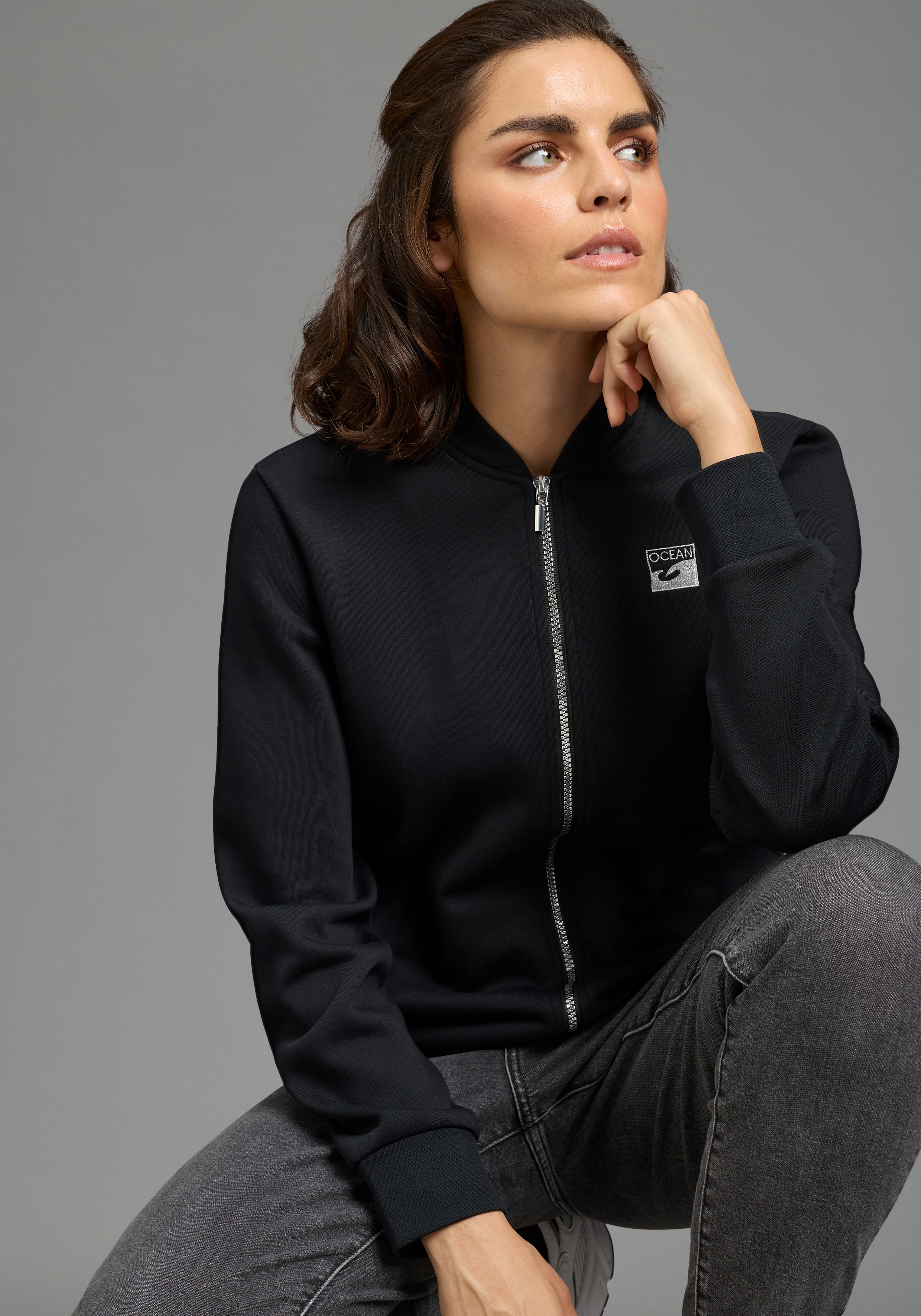Laura Scott Sweatjacke 1 in Blousonform aus kuscheliger Sweatware, glänzendem Reißverschluss