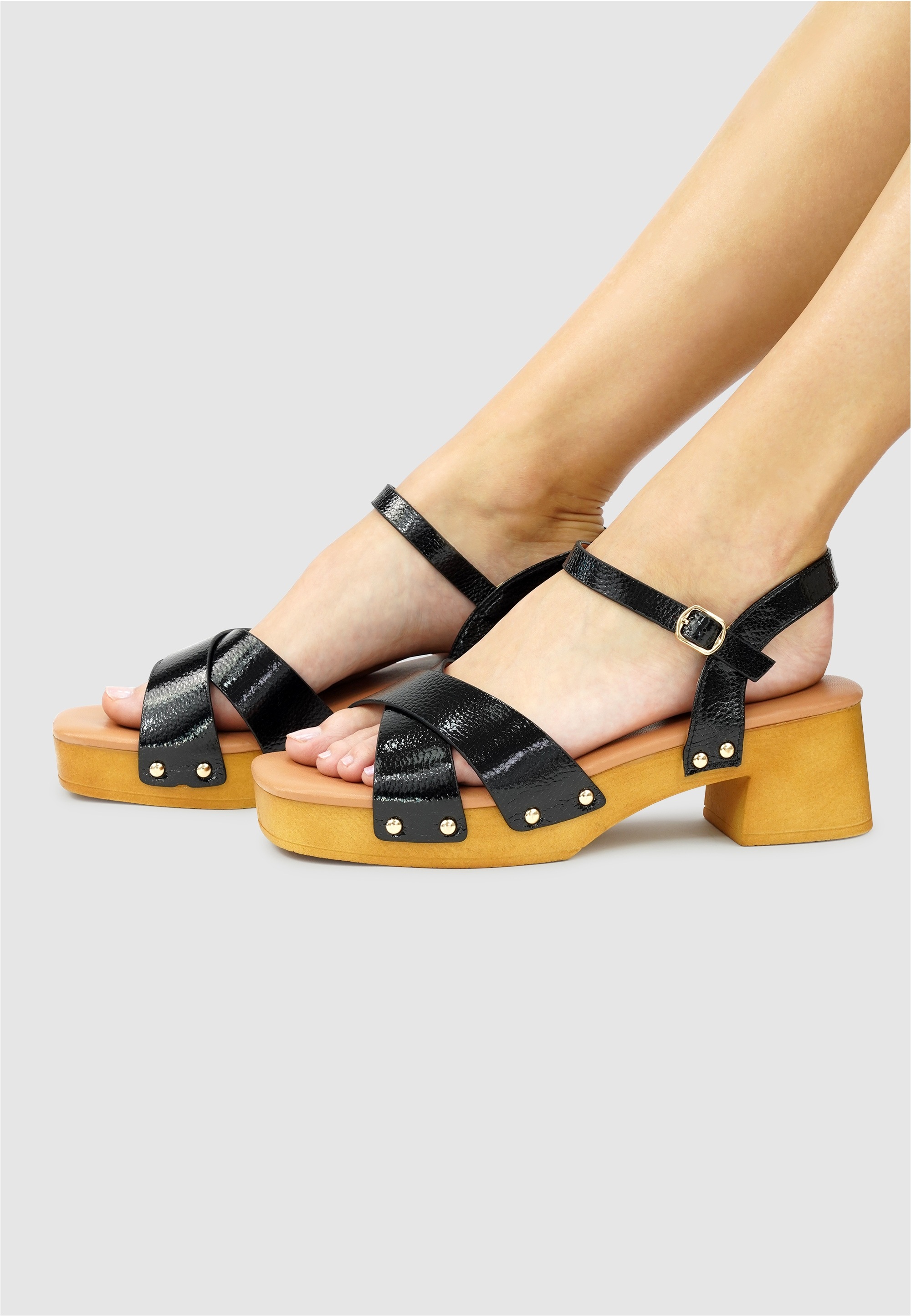 Findlay Sandale »CAELI«  in Lackoptik mit Nieten