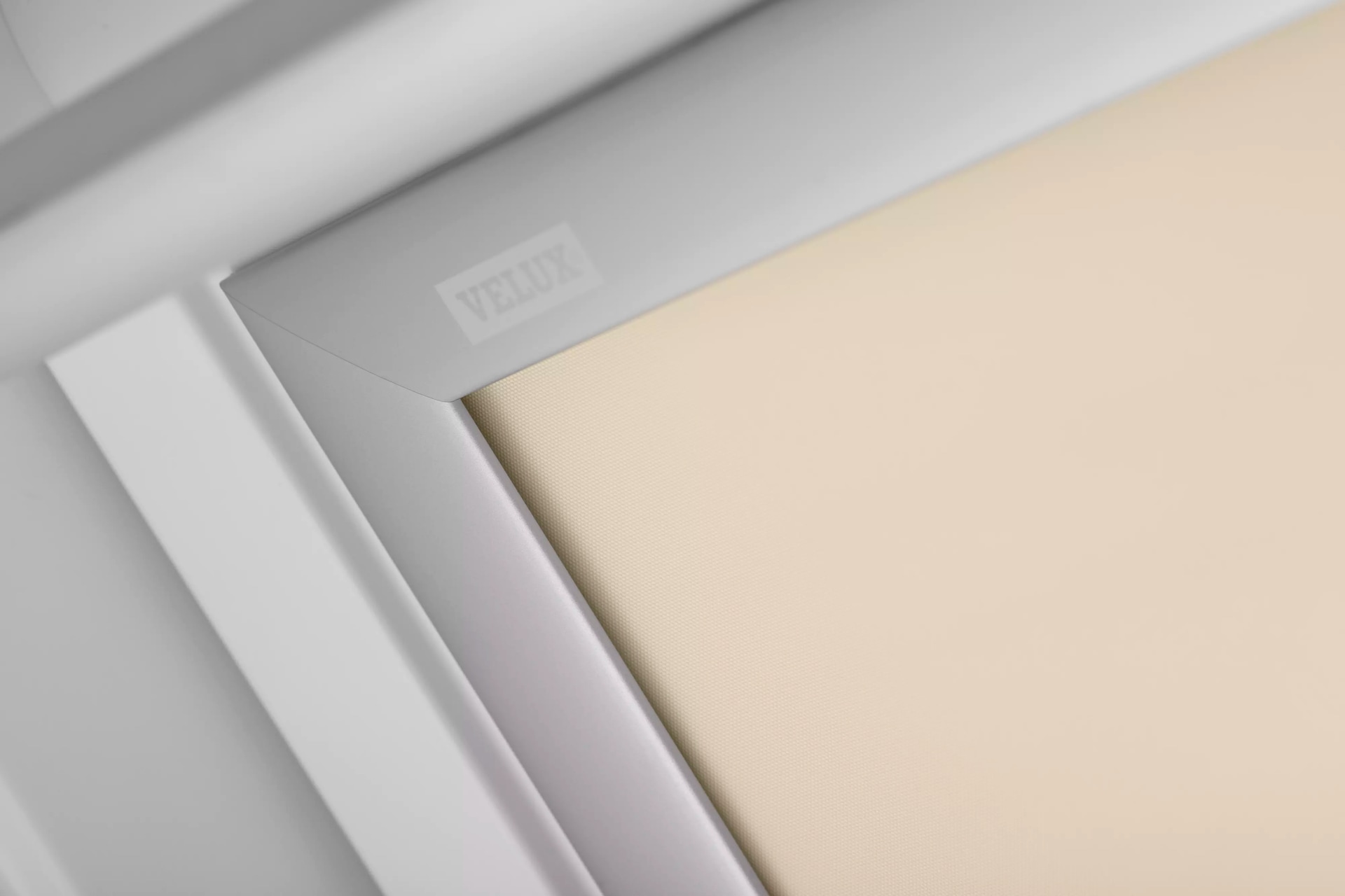 VELUX Verdunklungsrollo »DKL 1085S«, verdunkelnd, ohne Bohren, in Führungsschienen, Stoff hellbeige mit weißen Führungsschienen & Griffleiste