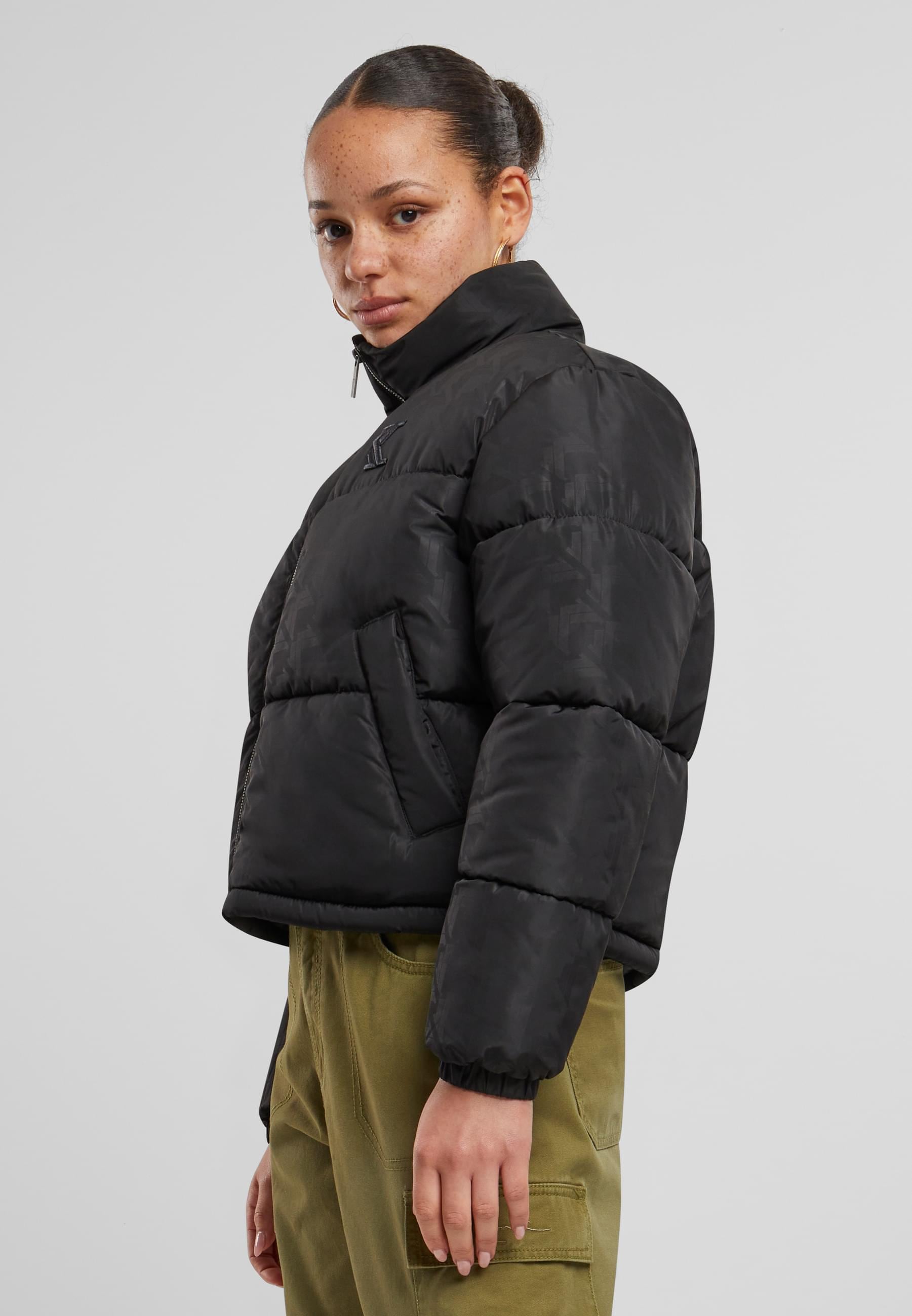 Karl Kani Winterjacke »Karl Kani Karl Kani OG AOP Crop Puffer Jacket«, (1 St.), ohne Kapuze