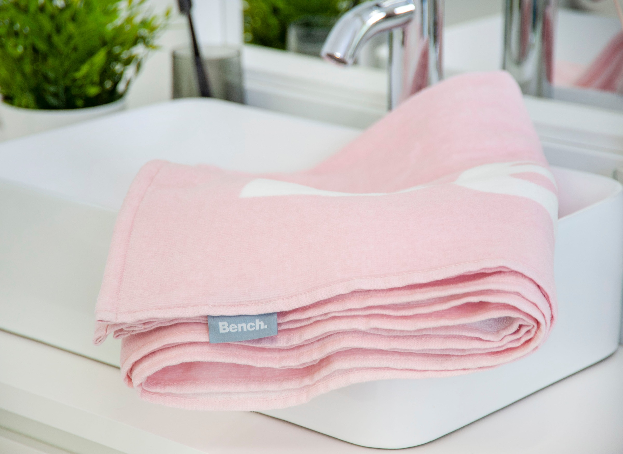 Bench. Strandtuch "Bench" mit dekorativem "Bench" Schriftzug günstig online kaufen