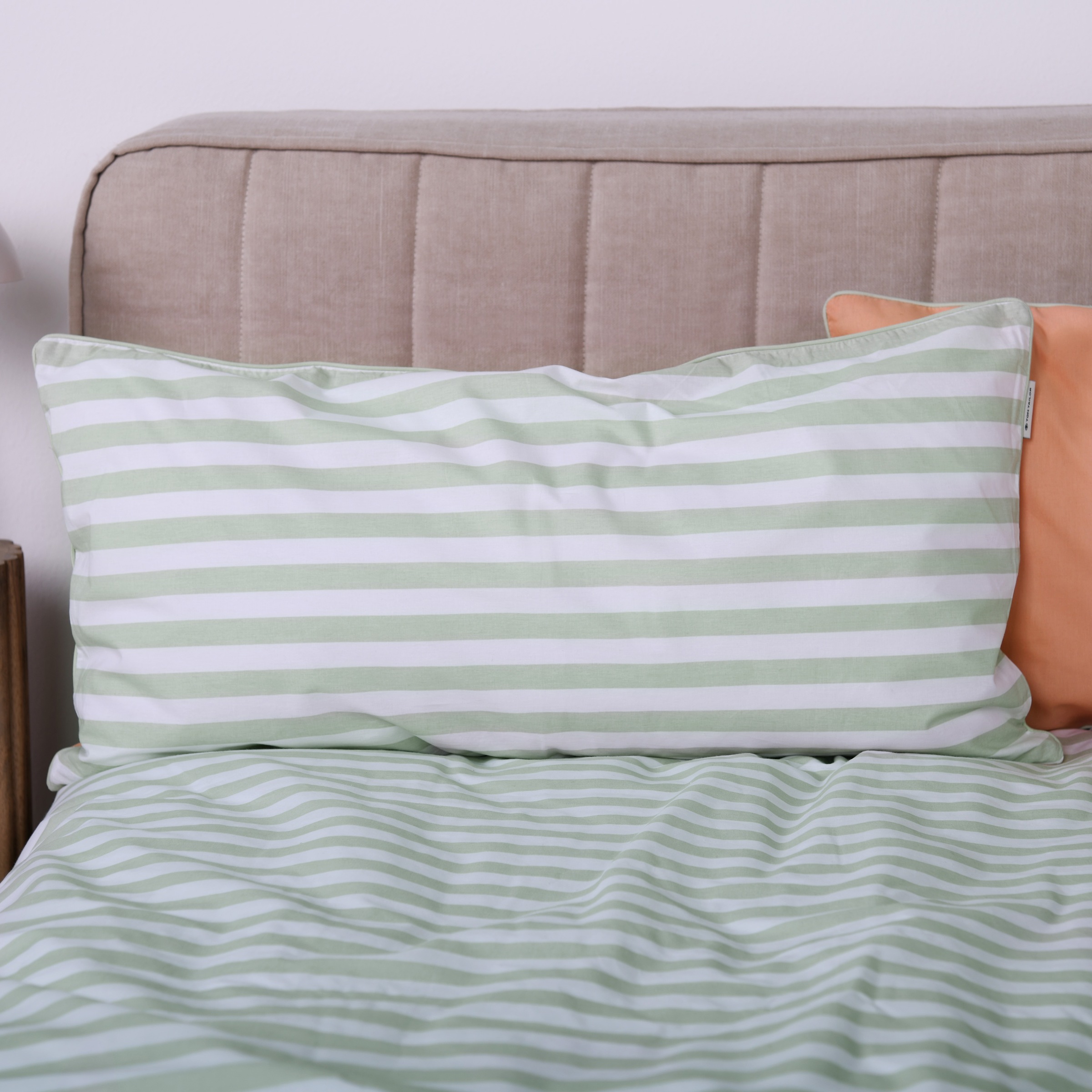 TOM TAILOR HOME Kissenhülle »new bedroom, STRIPES WITH A KICK, 40x40cm oder 40x80cm«, (1 St.), mit Wendemotiv, farbiger Paspel und Markenreißverschluss