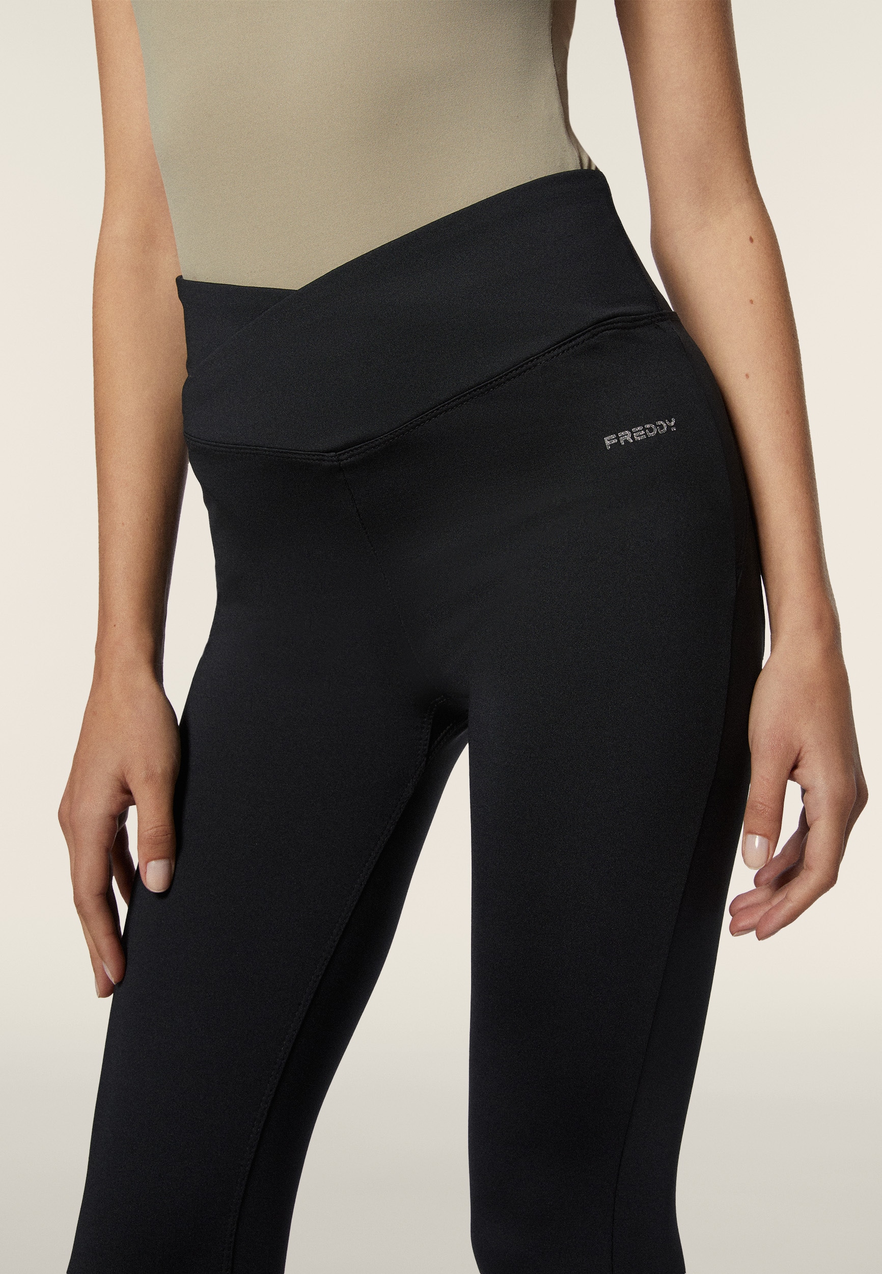 Freddy Leggings »WRUP SUPERSKINNY 7/8 HIGHWAIST CORE«, mit Lifting & Shaping Effekt