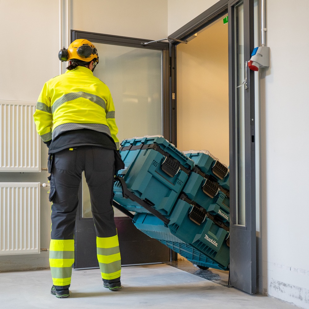 Makita Werkzeugtrolley »MAKTRAK  L »P-91001« max. 113 kg, 81,9 L, 23 cm Ø Räder, Gecko-Grip« Effizientes Be- und Entladen mit dem MAKTRAK Koffer Sortiment