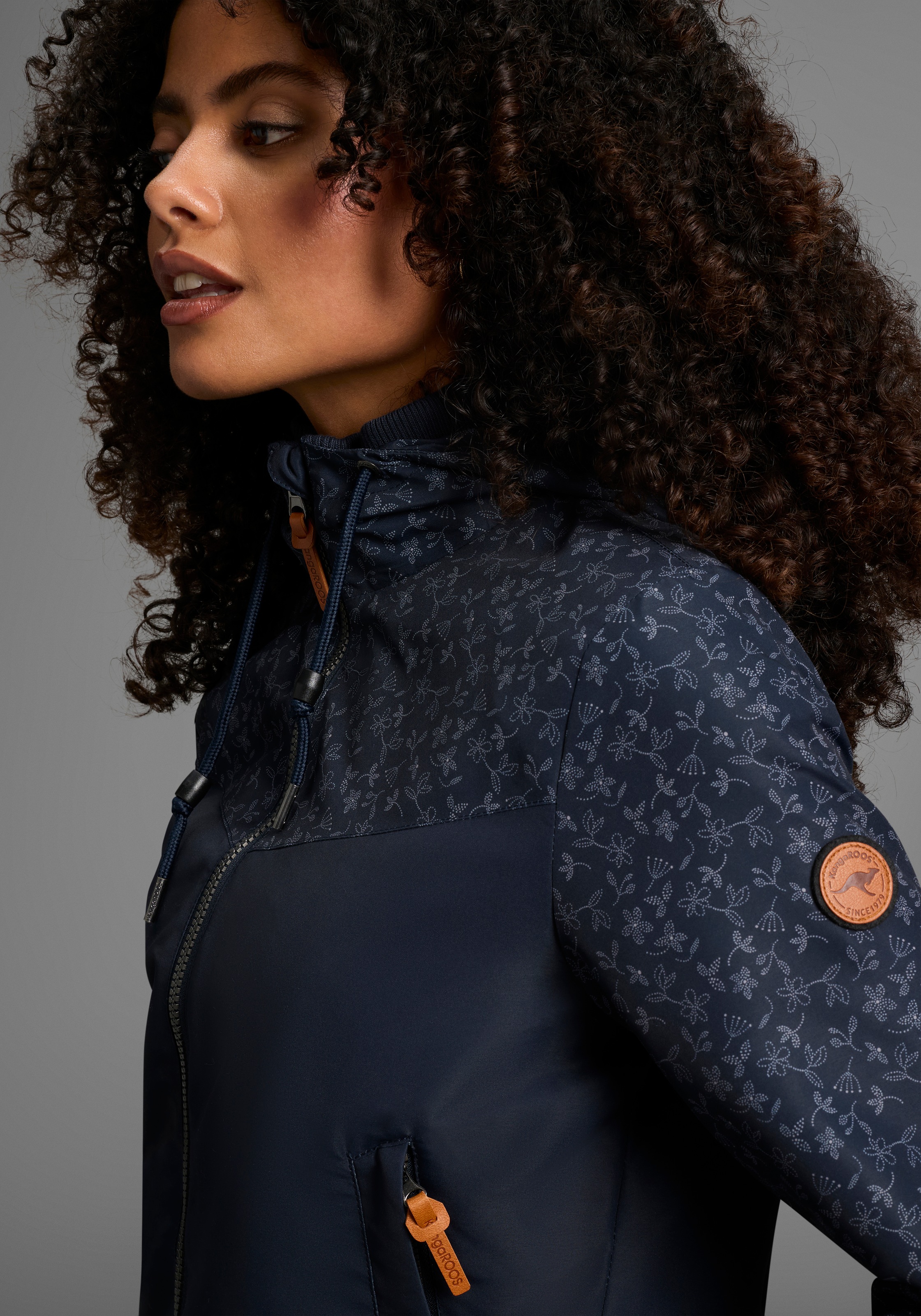 KangaROOS Funktionsjacke, mit Kapuze, Übergangsjacke, Blouson mit Print