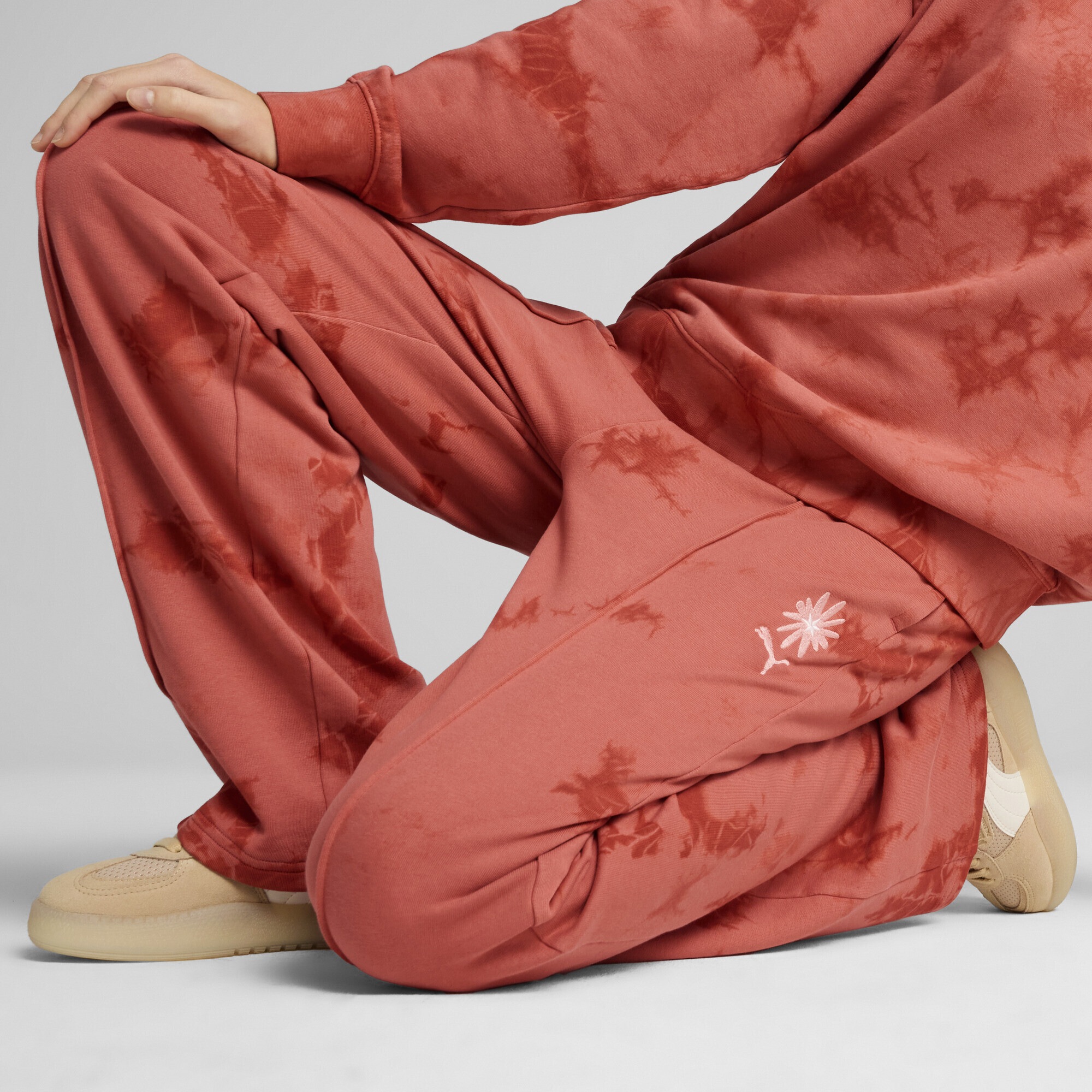 PUMA Sporthose »WARDROBE ESS FLORAL PACK Straight Fit Jogginghose mit Waschung«