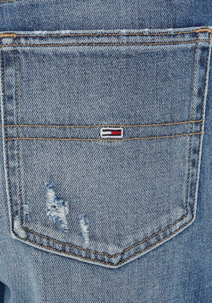 Tommy Jeans Mom-Jeans »MOM JEAN UHR TPRD AG8032«, mit Destroyed-Details & Tommy Jeans Flag-Stickerei