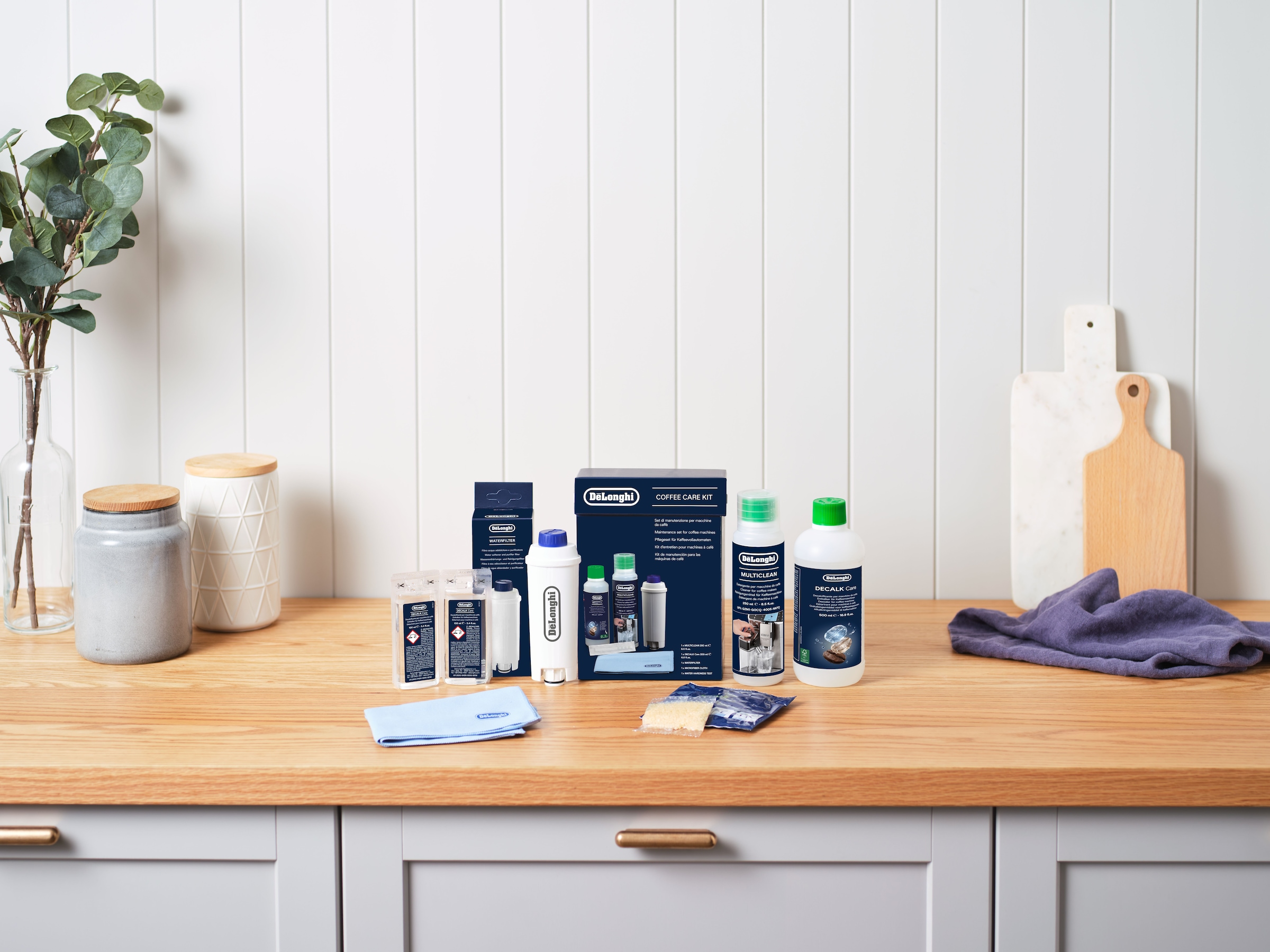 De'Longhi Pflegeset »DLSC306 Original, für Kaffeemaschinen & Kaffeevollautomaten« EcoMulticlean 250ml, EcoDecalk 200ml, Wasserfilter, Mikrofasertuch