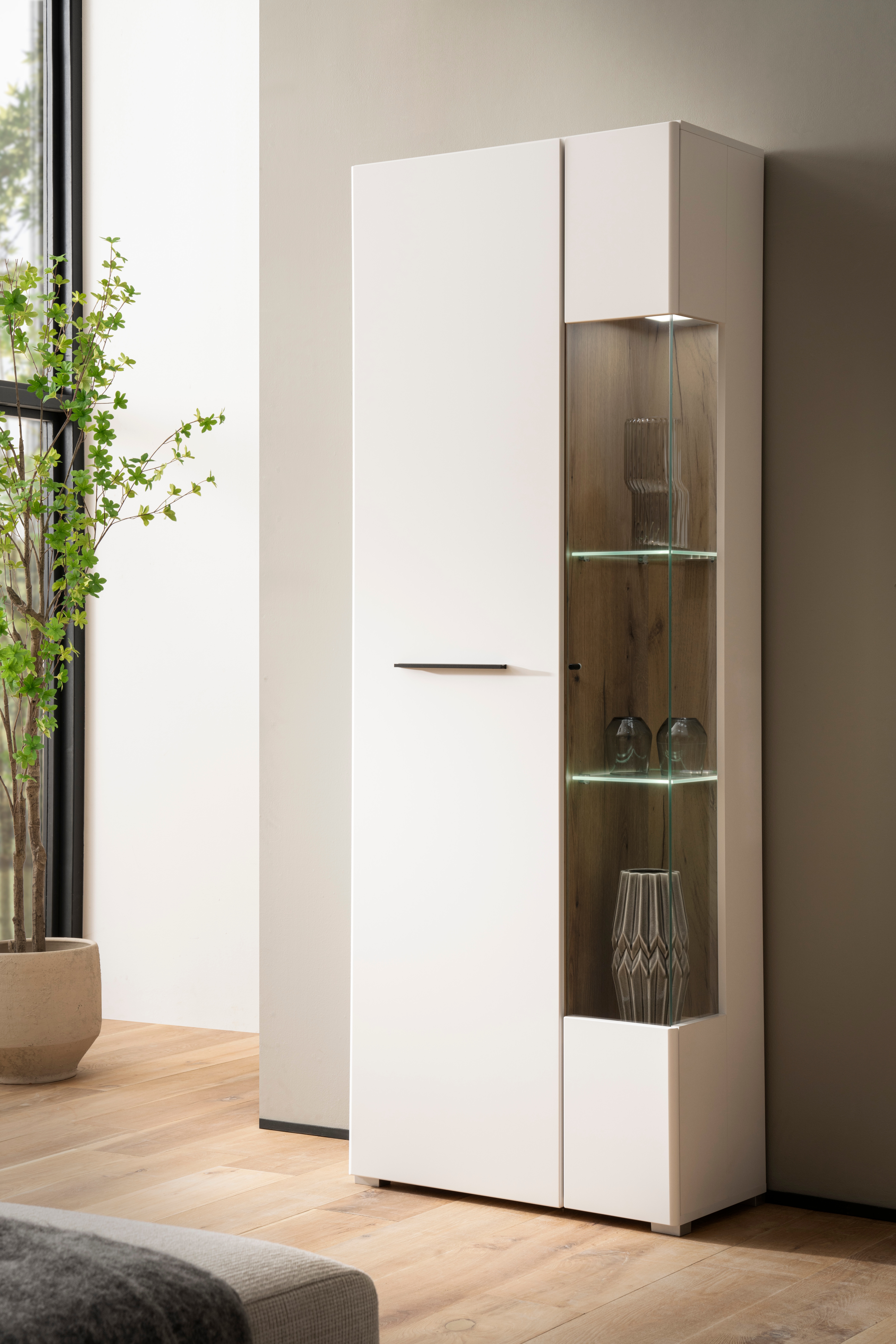 Home affaire Vitrine "Salerno Hochschrank, Glasvitrine, Weiß mit Eiche Evoke Dekor, modern." Metallgriffe, ausreichend Stauraum, vielseitig einsetzbar, 72 cm breit