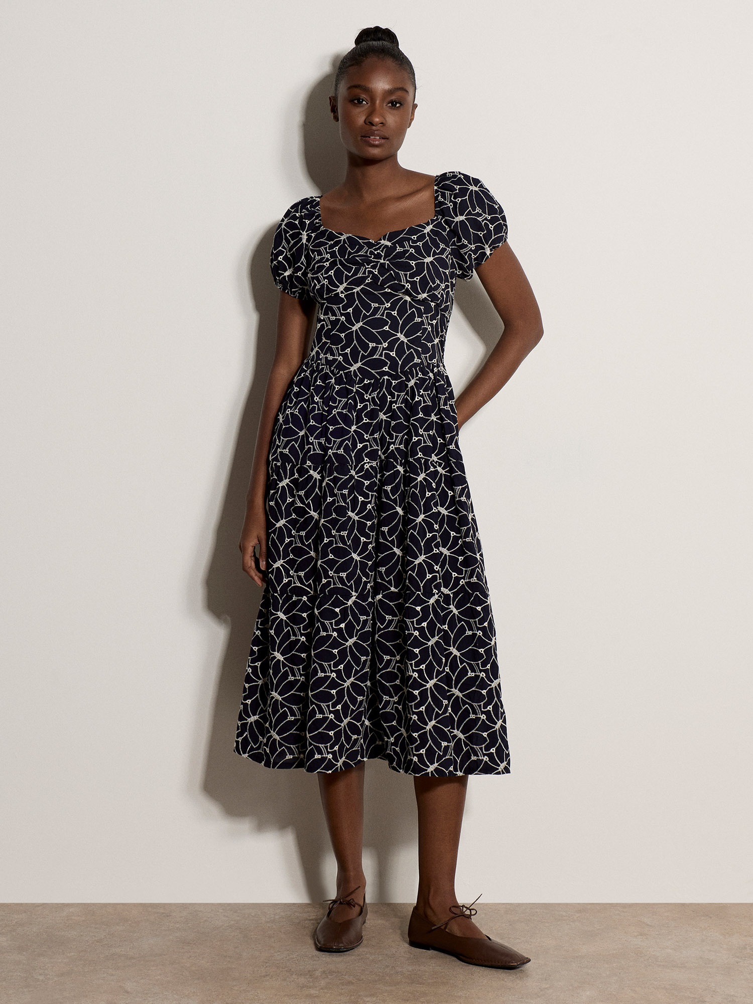 Apricot Midikleid "Midi-Kleid mit Blumenstickerei" mit Stufenrock
