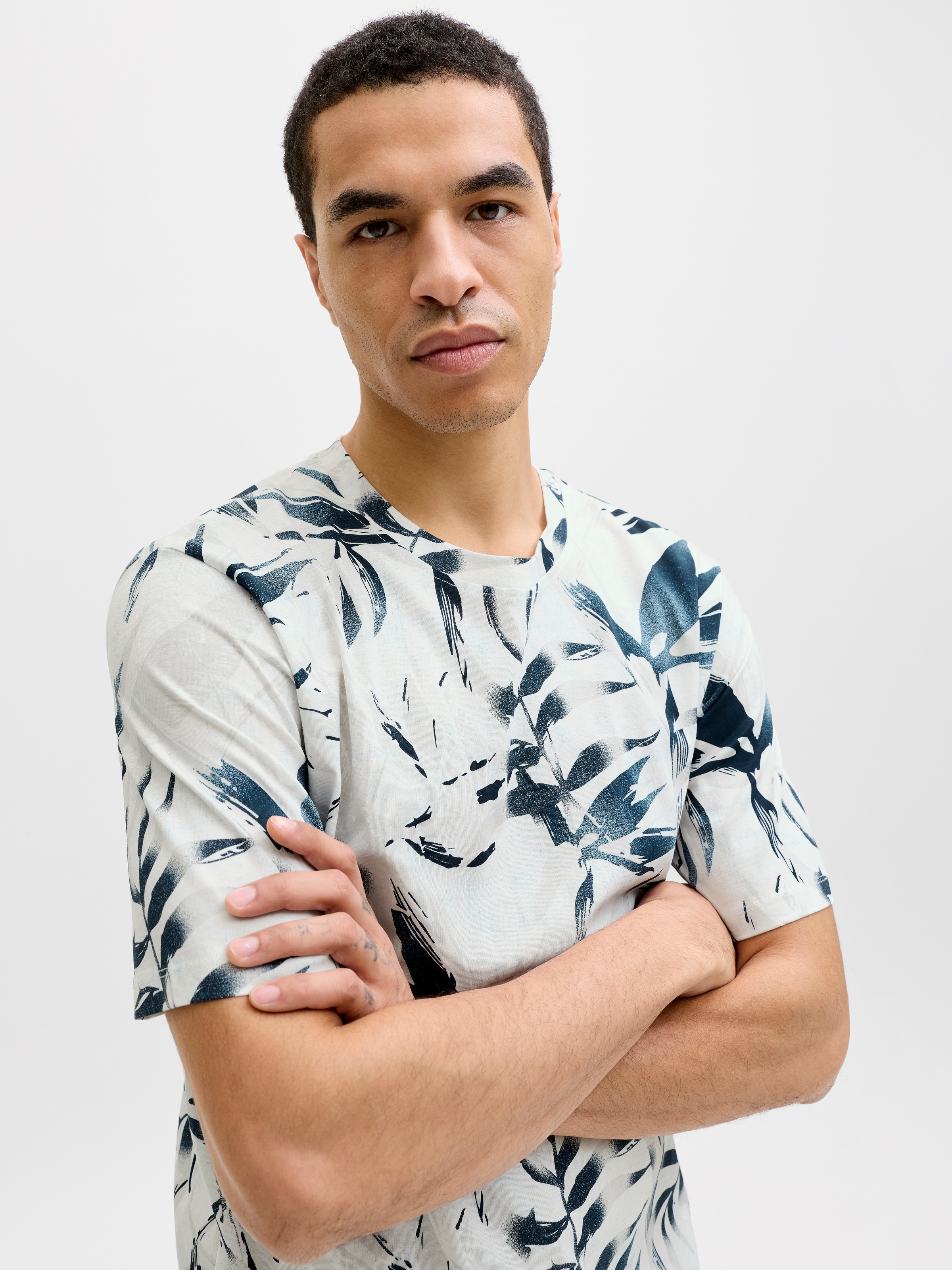 Jack & Jones Rundhalsshirt "JJHONOLULU AOP TEE SS CREW NECK" Baumwolle, reg günstig online kaufen