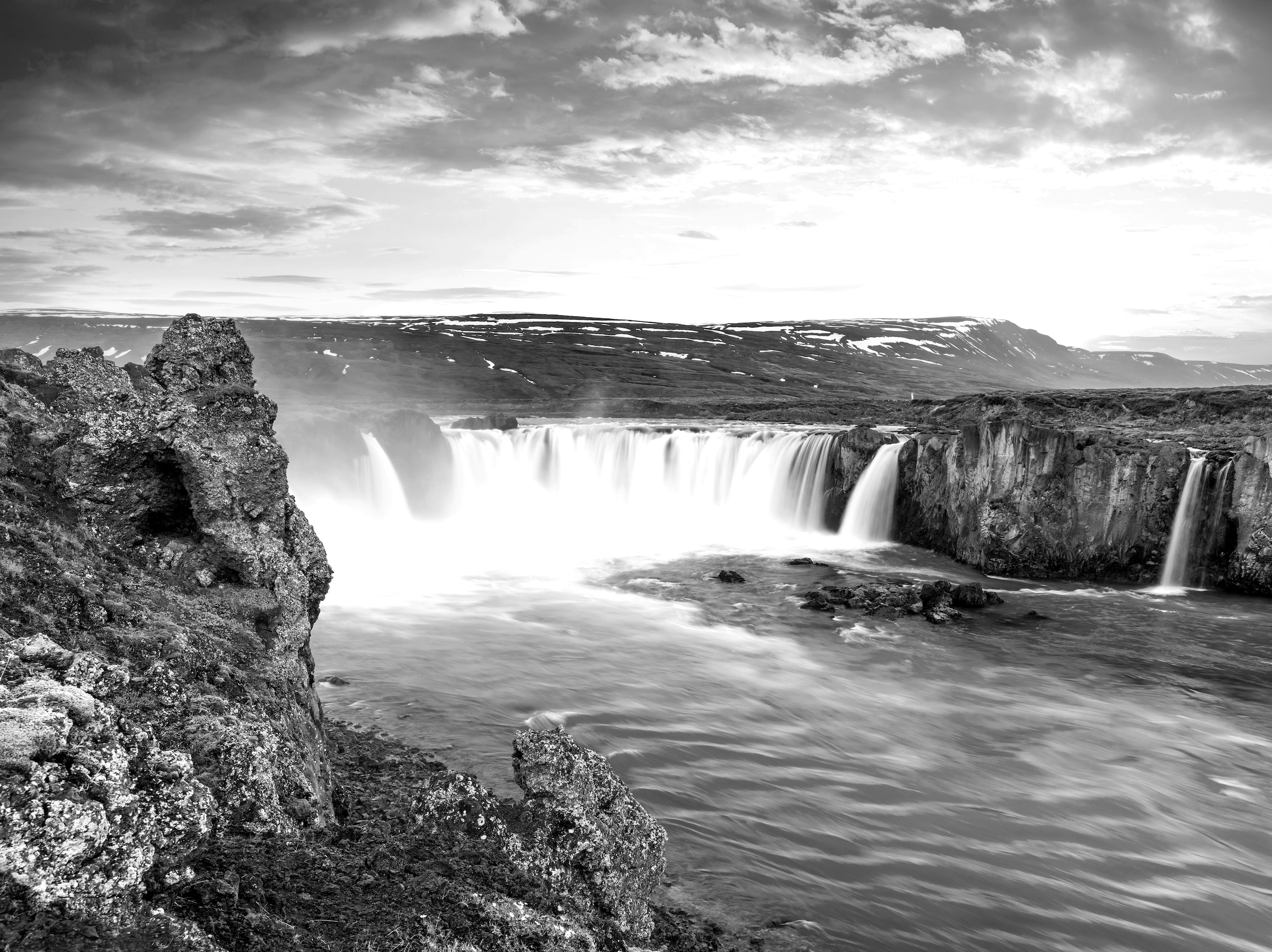 Papermoon Fototapete "Wasserfall Schwarz & Weiß"