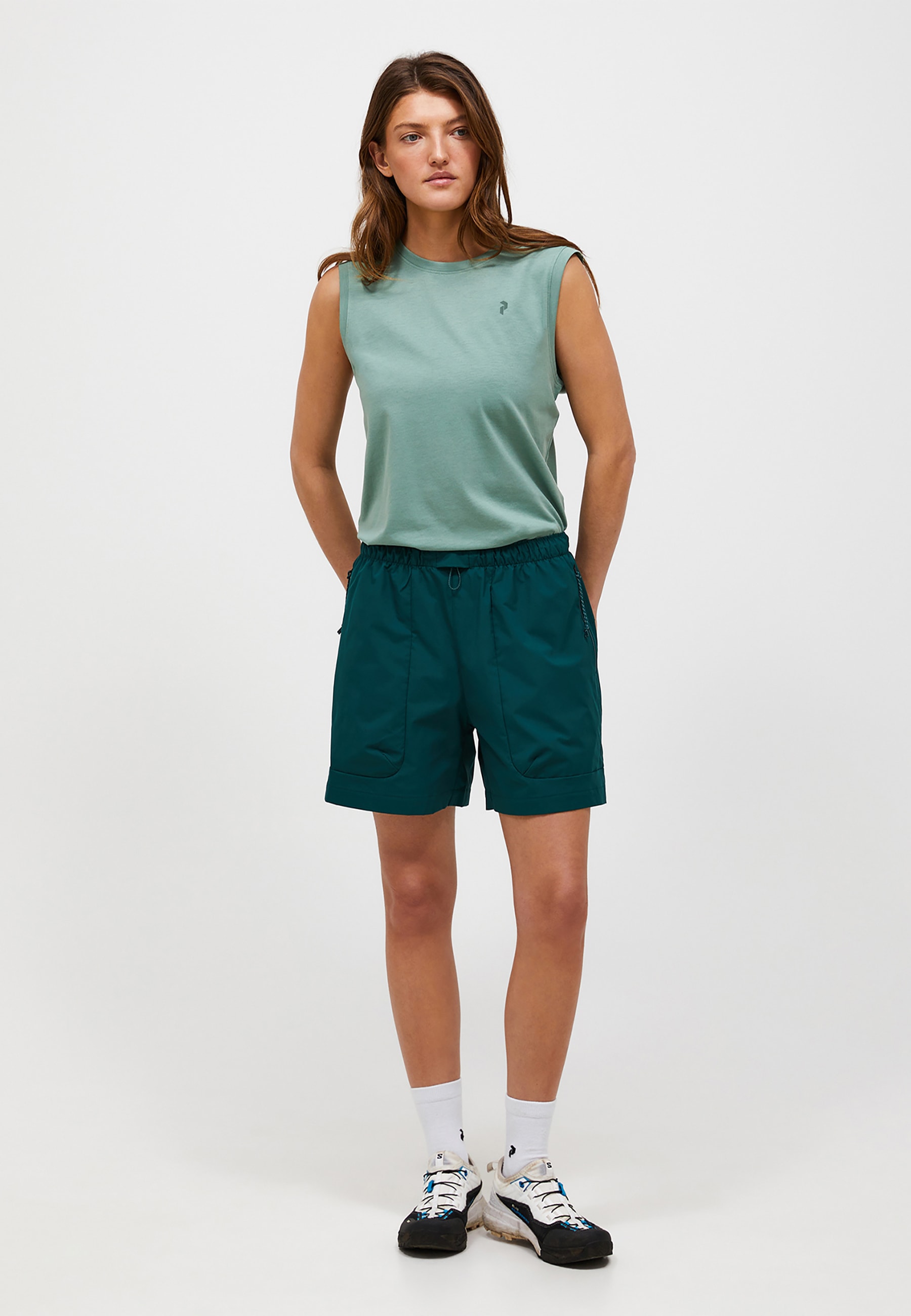 Peak Performance "W Outdoor Cargo Shorts" mit sportivem Design