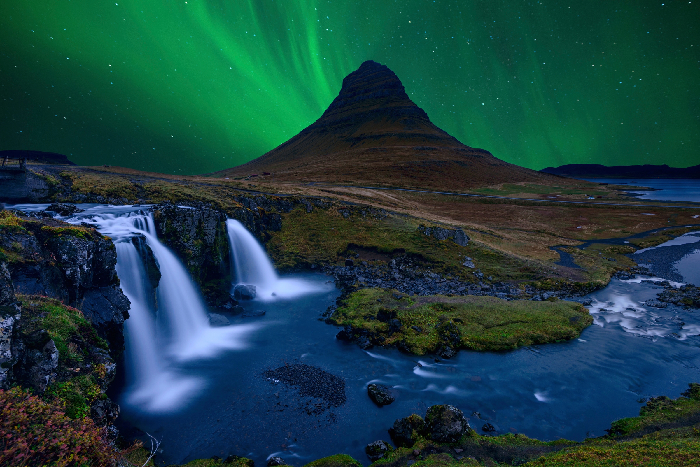 Papermoon Fototapete "Photo-Art ALVARO ROXO, KIRKJUFELL UNTER EINEM BOREALEN GRÜNEN HIMMEL"
