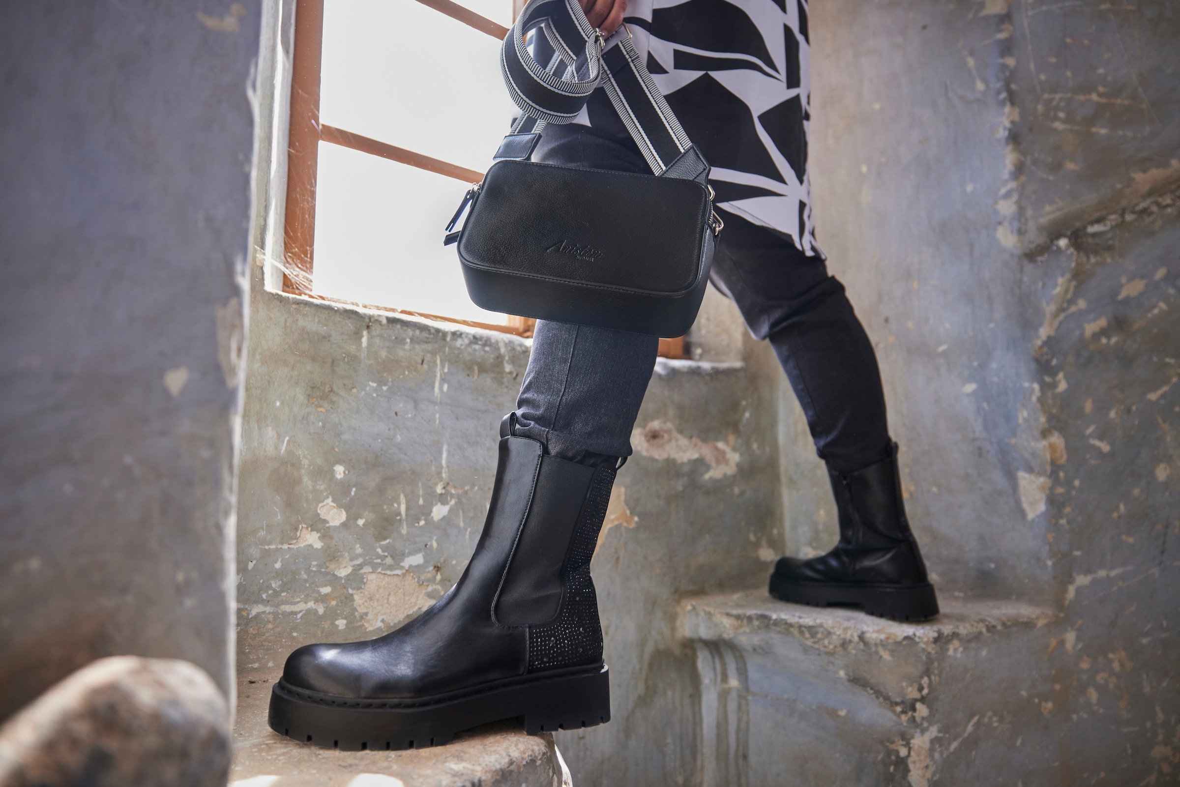 Aniston SHOES Chelseaboots, Schlupfboots, Plateaustiefelette, mit Glitzersteine - NEUE KOLLEKTION