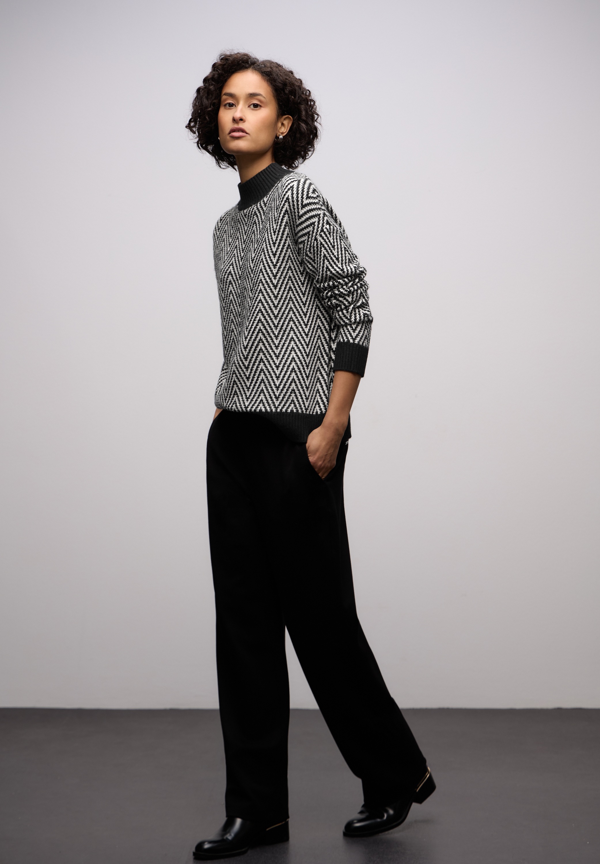 STREET ONE Stehkragenpullover mit grafischem Muster