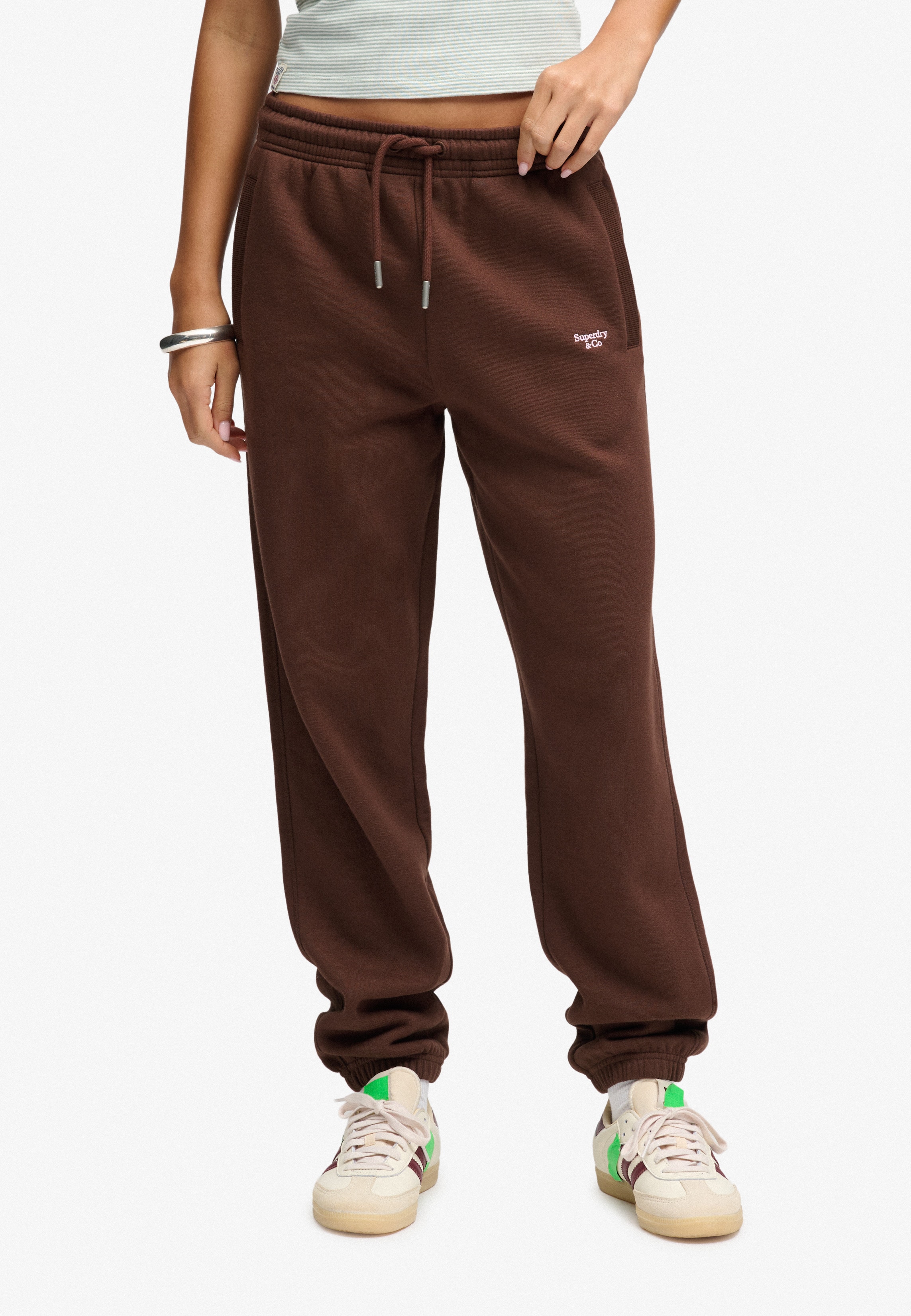 Superdry Sweathose "SIGNATURE EMB CUFFED JOGGER" Baumwollmischung, relaxed fit