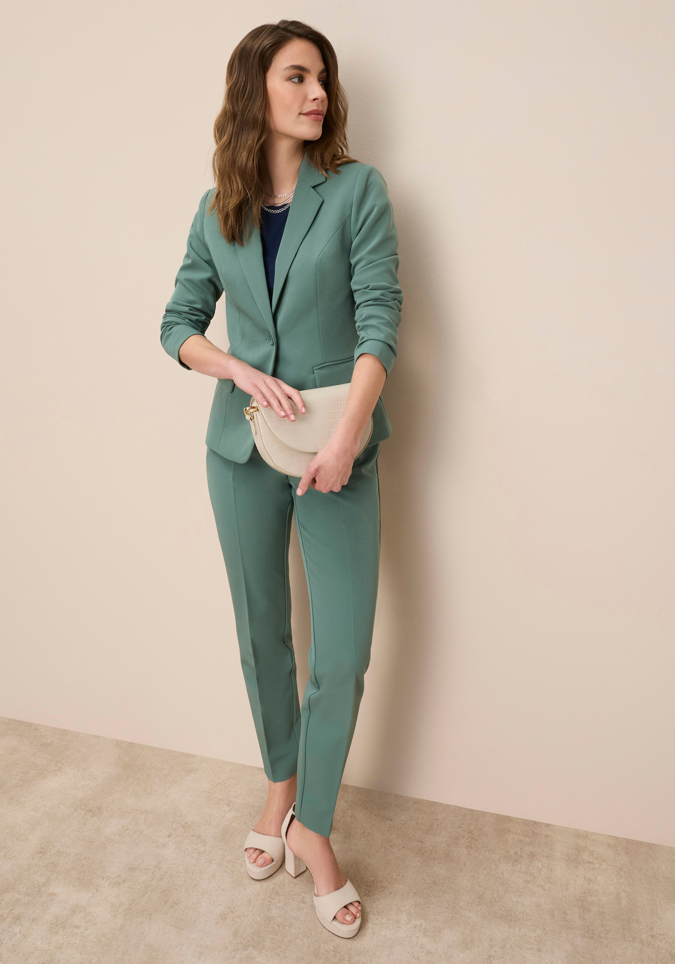 Tamaris Kurzblazer »mit figurbetonter Passform« in Trendfarben - mit passender Hose