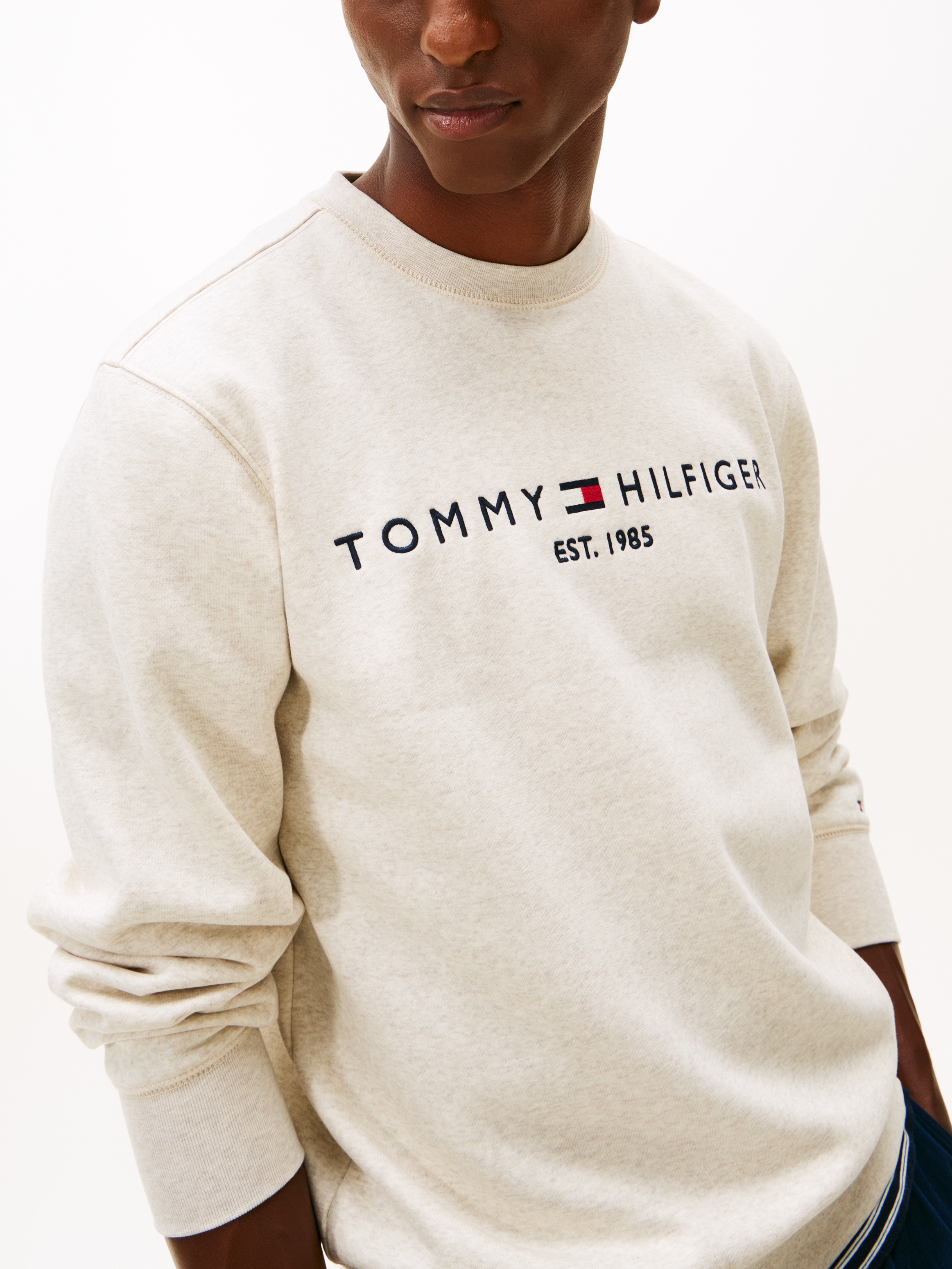 Tommy Hilfiger Sweatshirt »TOMMY LOGO SWEATSHIRT mit Rundhals und Stickerei«, unifarben, casual, regular fit, Baumwollmix, Rundhals
