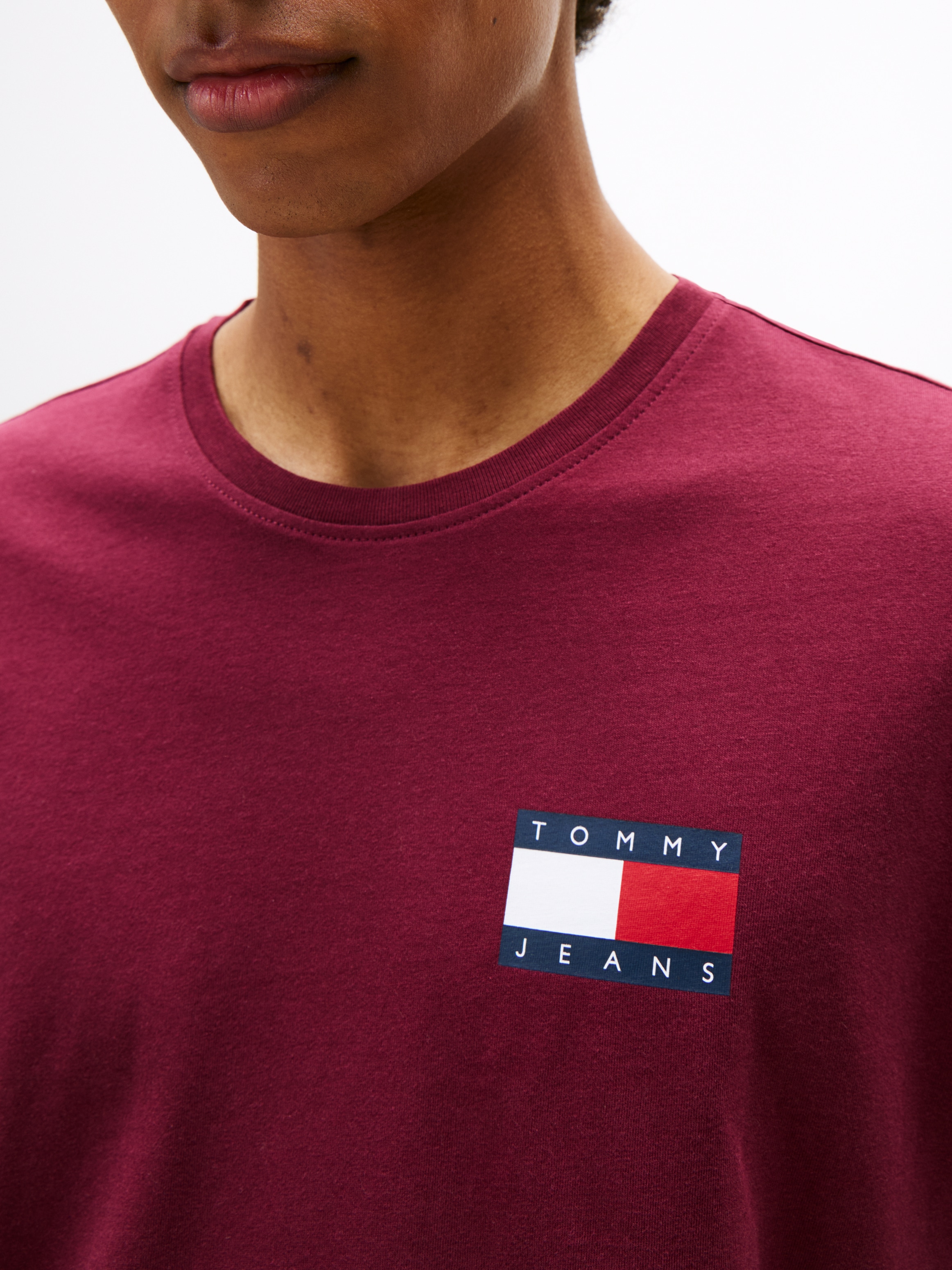 Tommy Jeans T-Shirt »TJM SLIM ESSENTIAL FLAG TEE EXT«, Mit Rundhalsausschnitt