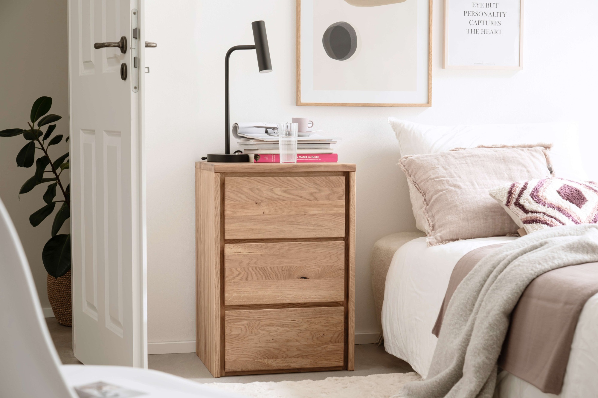 Home affaire Kommode »Zetra Nachtkommode, Nachttisch, 3 Schubladen mit Soft-Close-Function«, Fertig montiert, Eiche Massivholz, Breite 47 cm