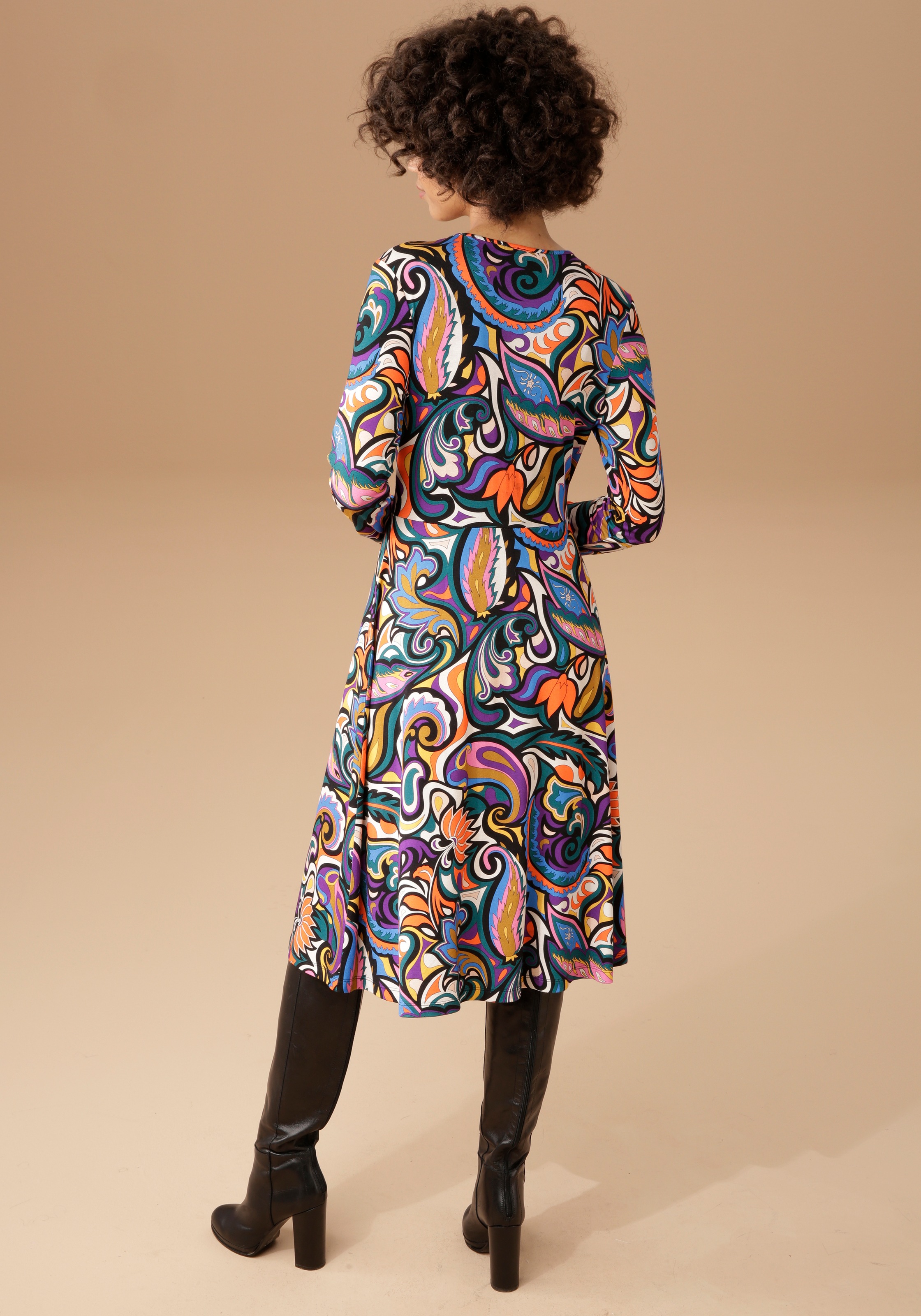 bestellen graphischen farbenfrohem, Paisley-Druck mit Aniston Jerseykleid, BAUR und | CASUAL Blumen- für