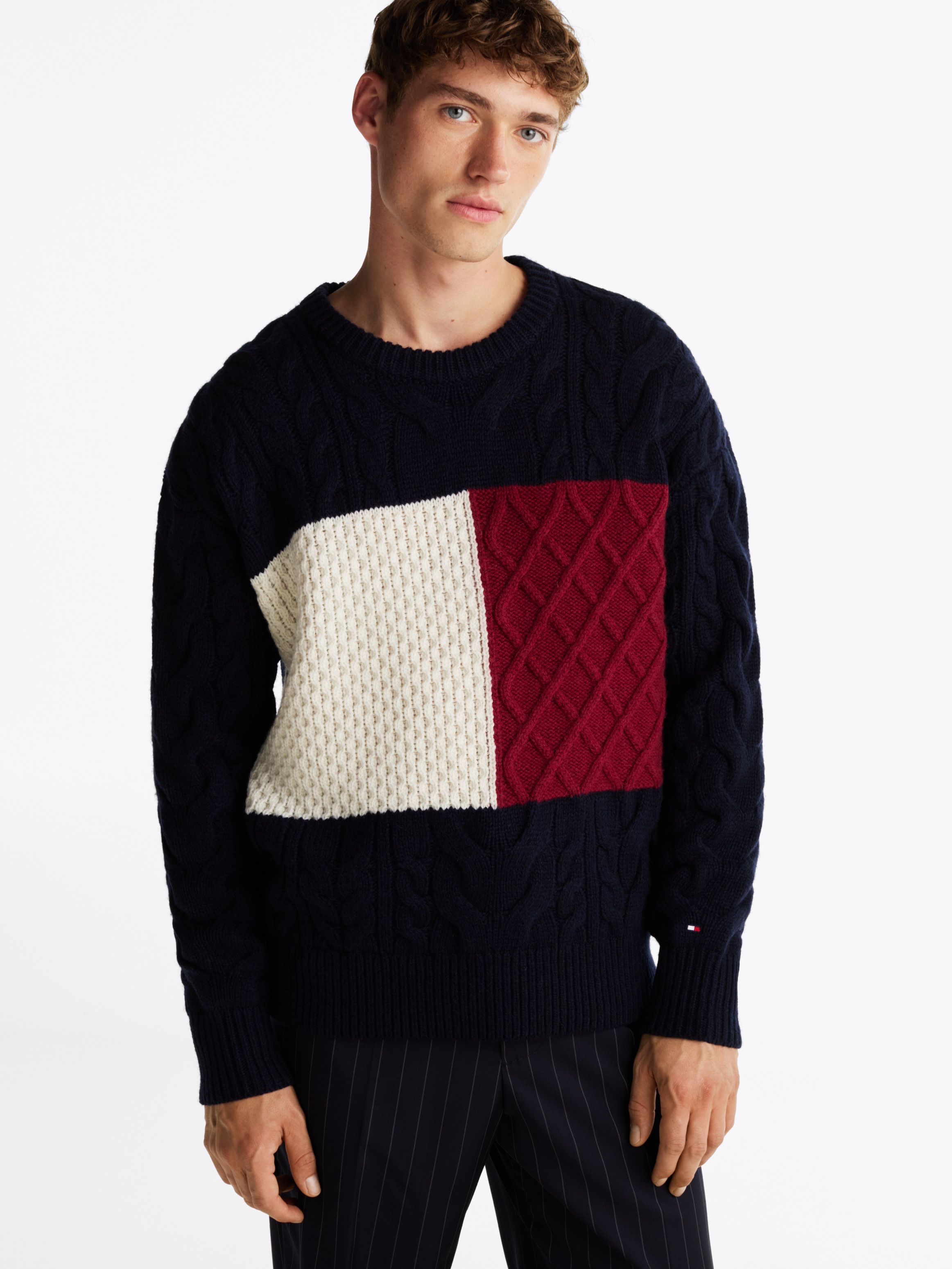 Tommy Hilfiger Rundhalspullover »CABLE FLAG SWEATER«, mit Colorblocking-Design vorne