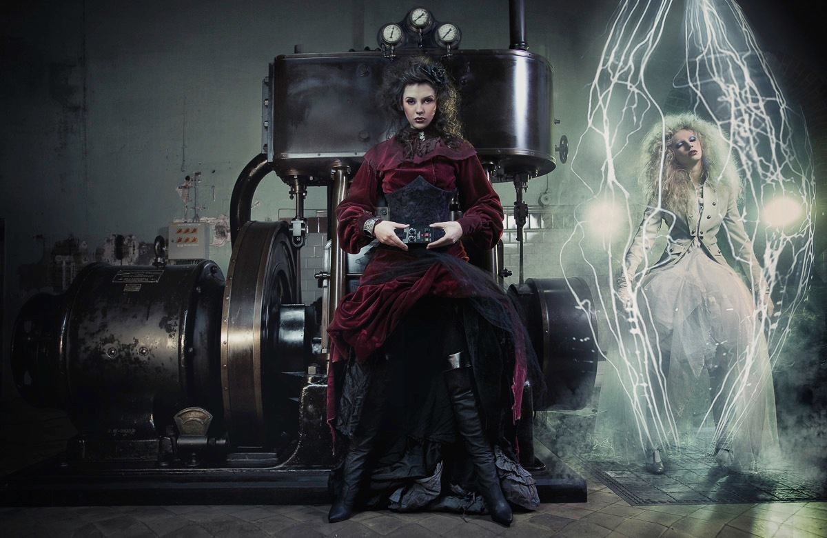 Papermoon Fototapete »LABOR-FRAUEN FANTASIE SURREAL TRAUM KUNST MASCHINE XXL«