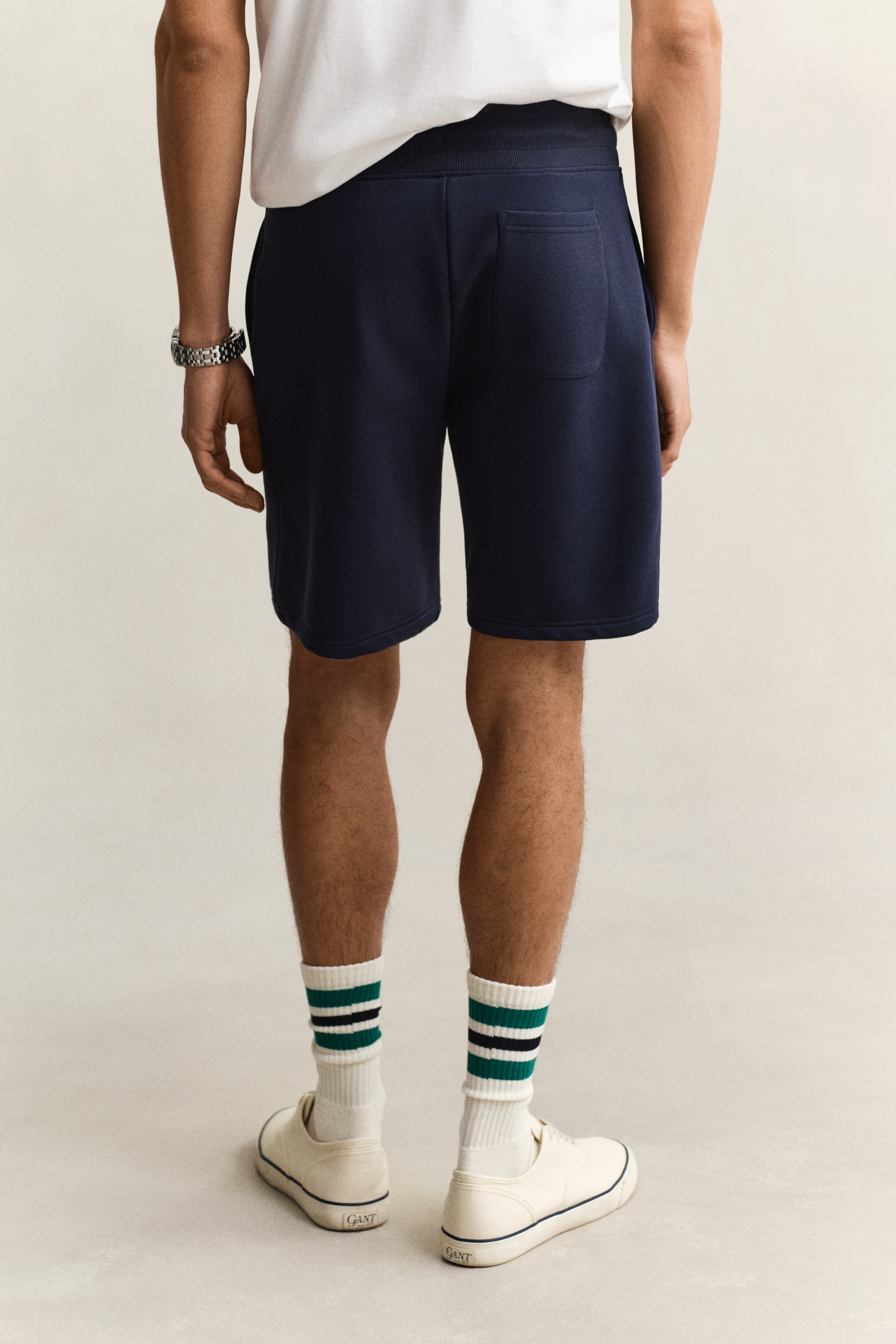 Gant Sweatshorts »REG SHIELD SWEAT SHORTS«  mit einer kleinen Logostickerei unter der Eingriffstasche