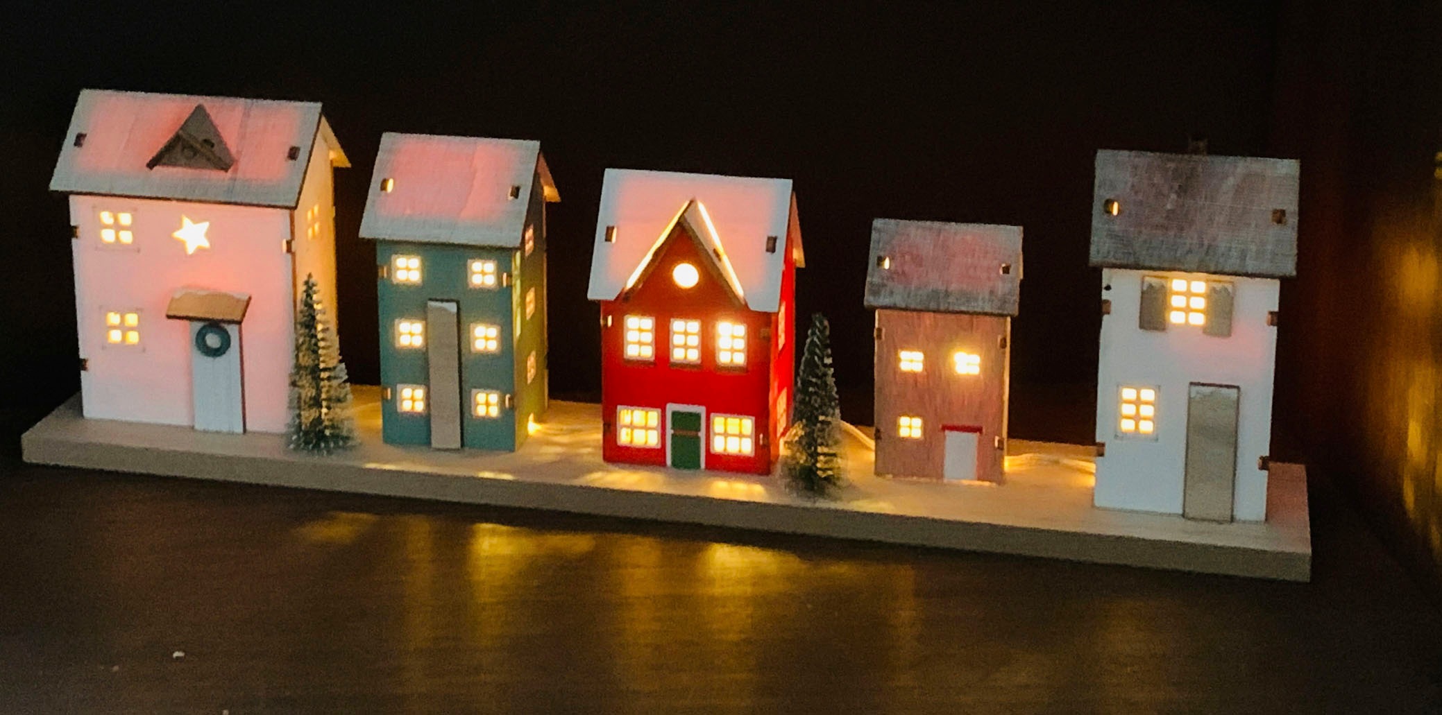Home affaire Weihnachtshaus »LED Häuschen Dietach, Höhe ca. 16,5 cm«,  beleuchtete Weihnachtdeko aus Holz, Batteriebetrieb | BAUR