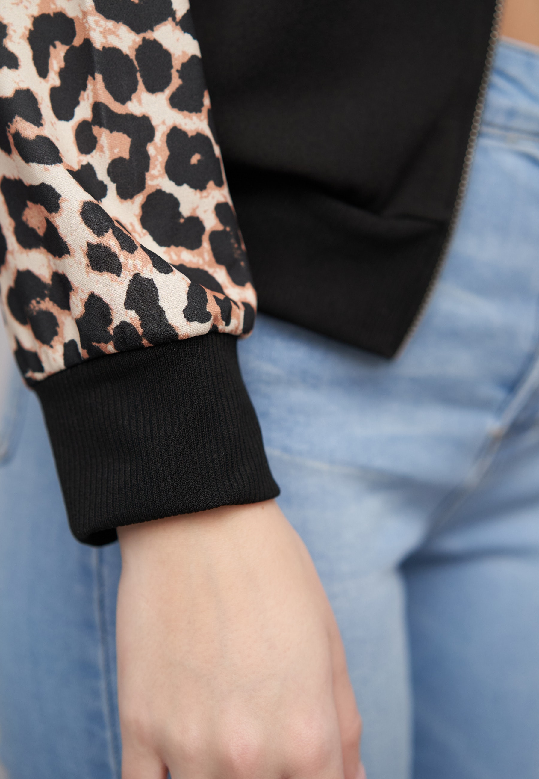 CLOUD 5IVE Bomberjacke »CLOUD 5IVE Bomber Jacket 2-Tone Leo Sleeve Print« 1 Stk. tlg. ohne Kapuze