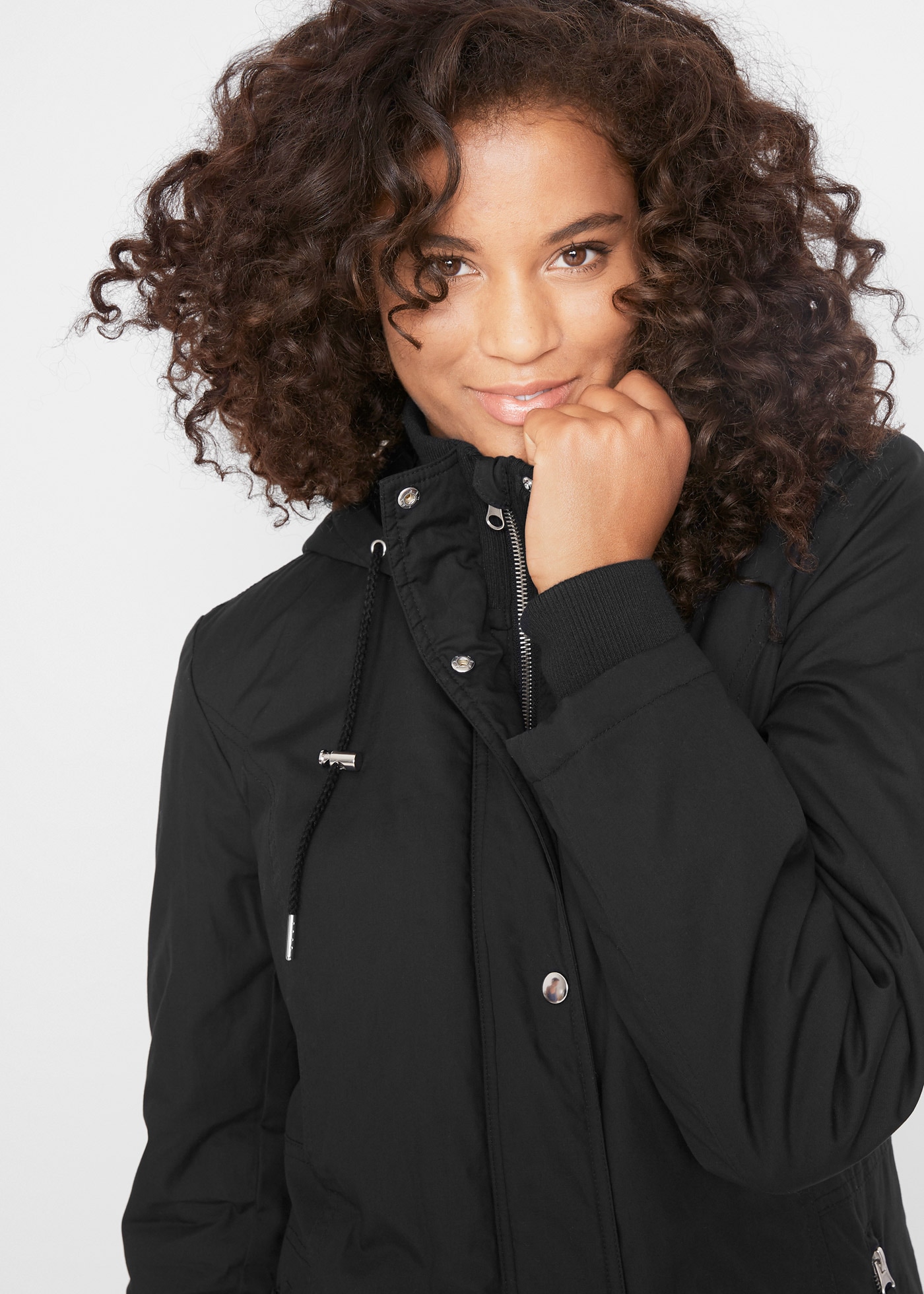 bonprix Langjacke »Longjacke mit Kapuze, wattiert« mit Kapuze mit Kapuze und Reißverschluss und Druckknöpfen