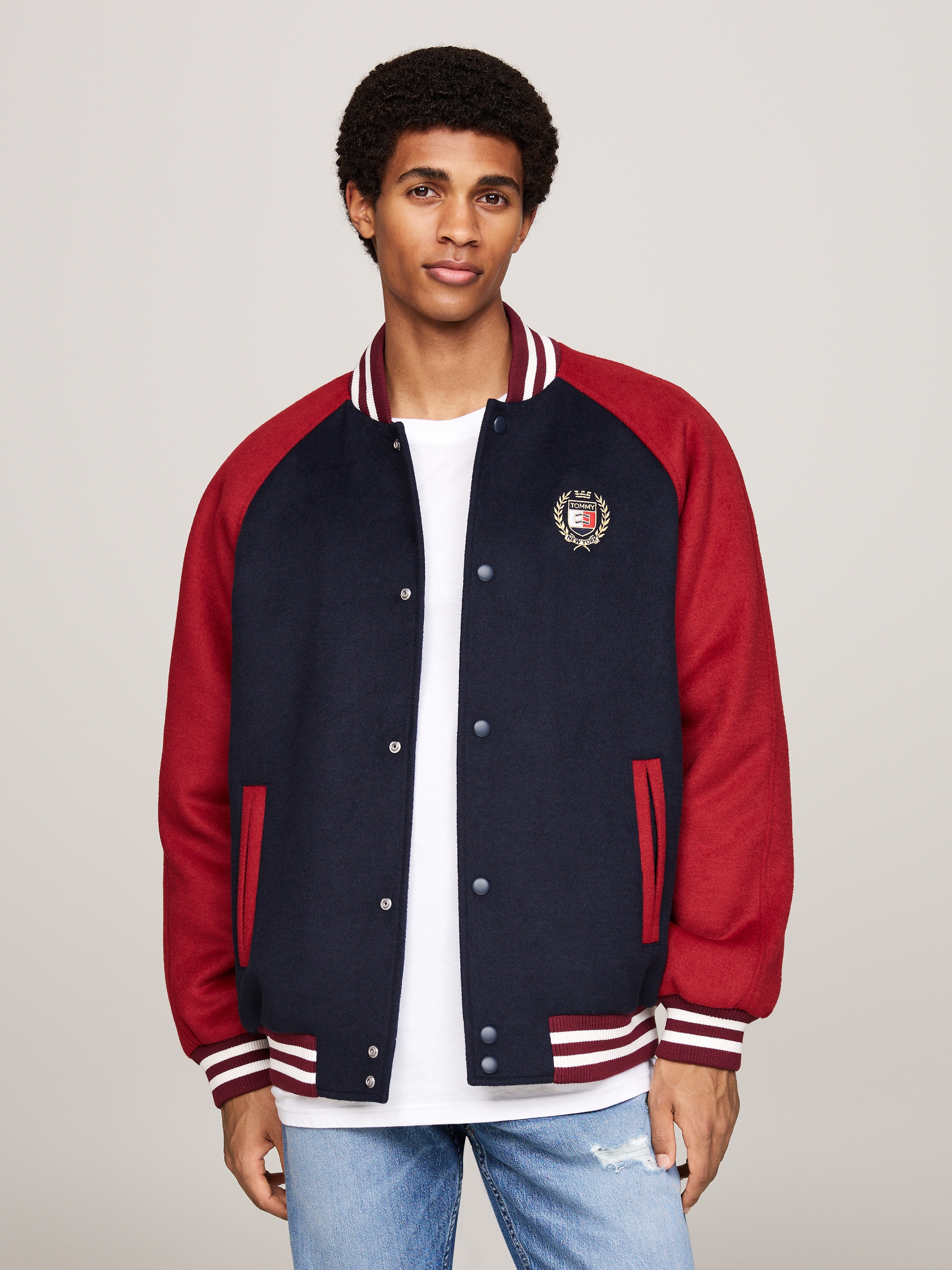 Tommy Jeans Bomberjacke "TJM WOOL BLEND CREST BOMBER", Color Block-Design, Tommy Jeans-Wappen-Stickerei auf Brust