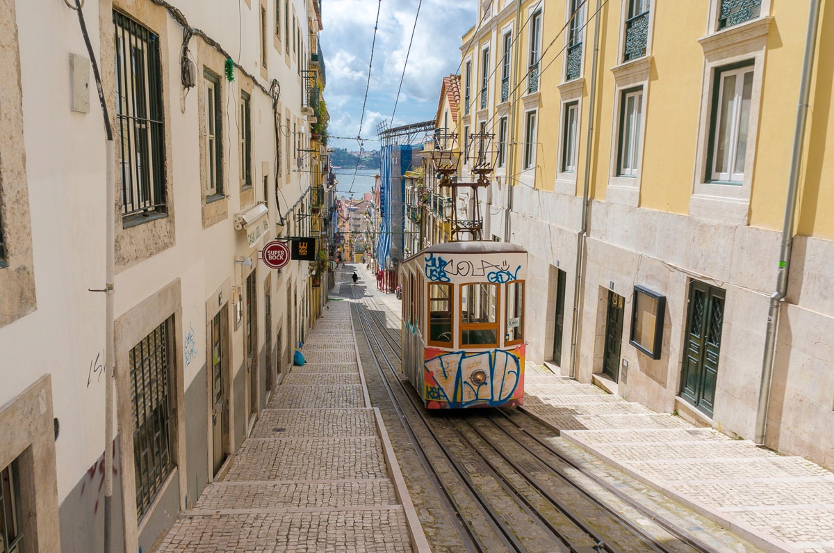 Papermoon Fototapete »Straßenbahn«