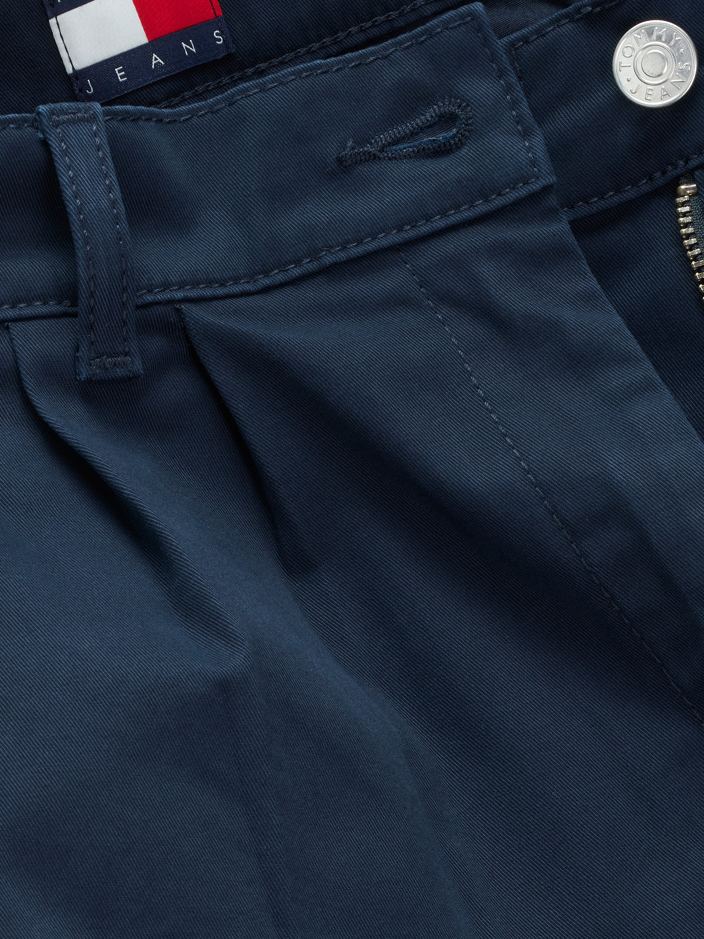 Tommy Jeans Chinoshorts »TJW CLAIRE HR PLEATED SHORT«, mit Bundfalten, mit Logostickerei